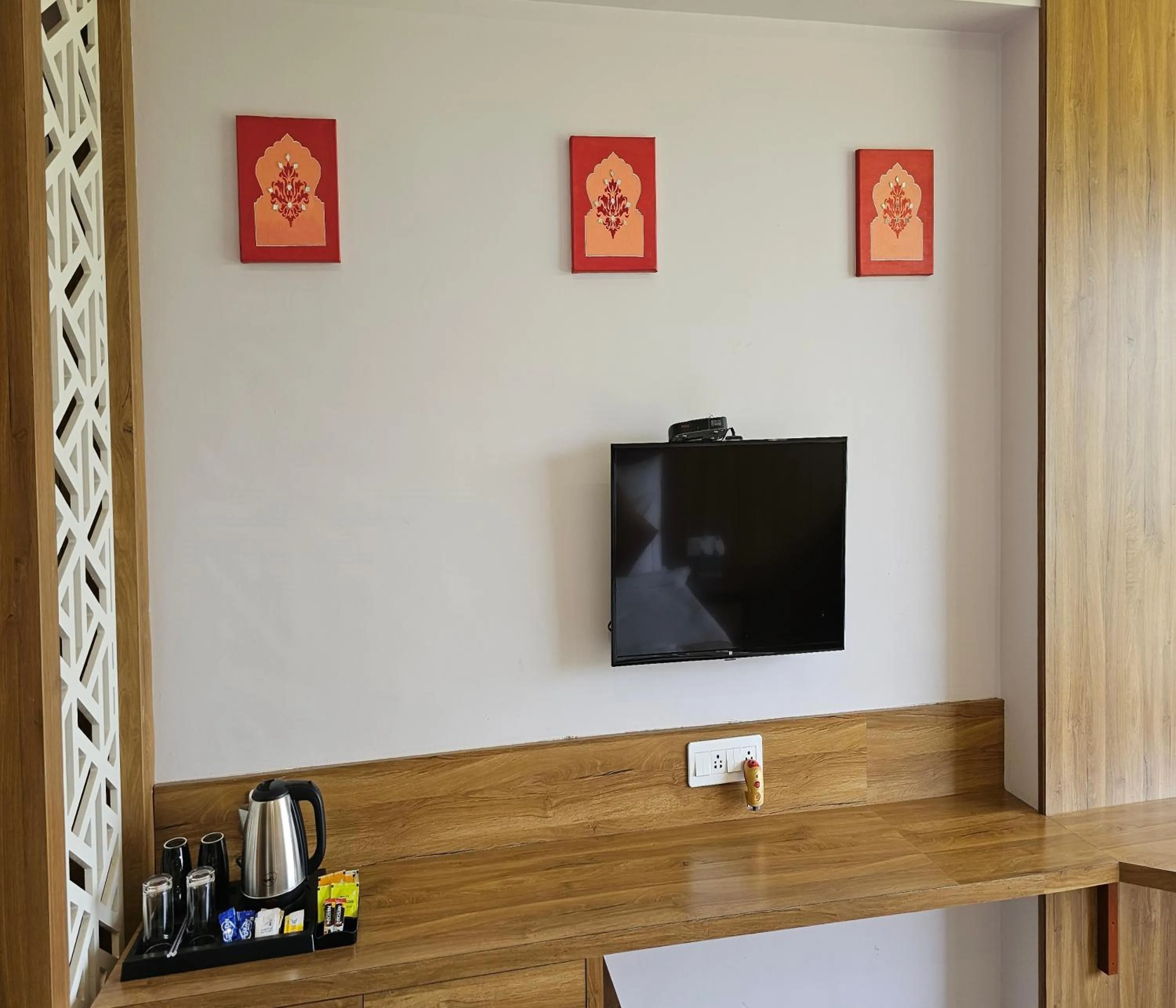 TV and multimedia in Bamboo Saa Mulberry Resort Pushkar