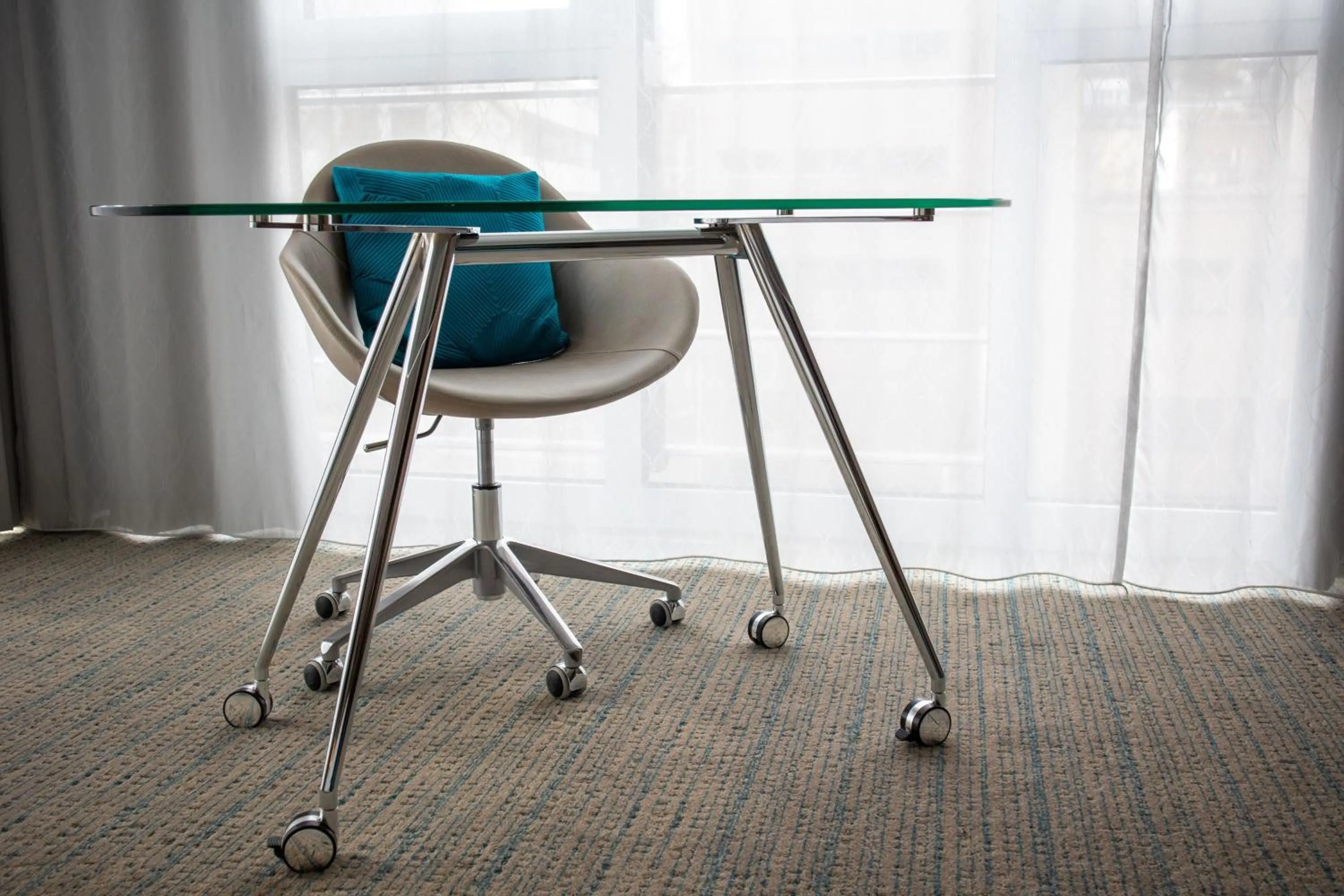 Photo of the whole room in Courtyard by Marriott Cologne