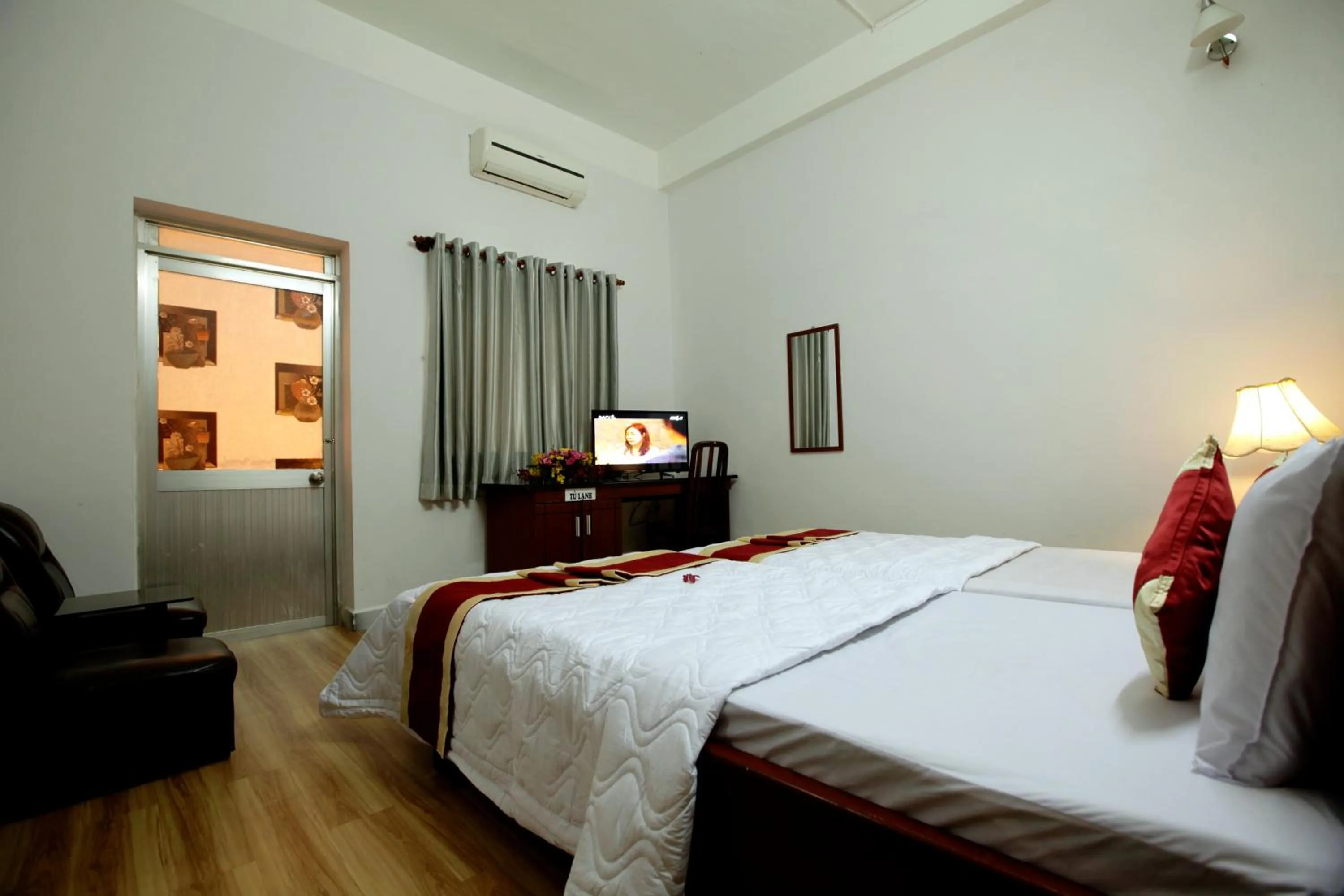 Photo of the whole room, Bed in Tan Da Hotel