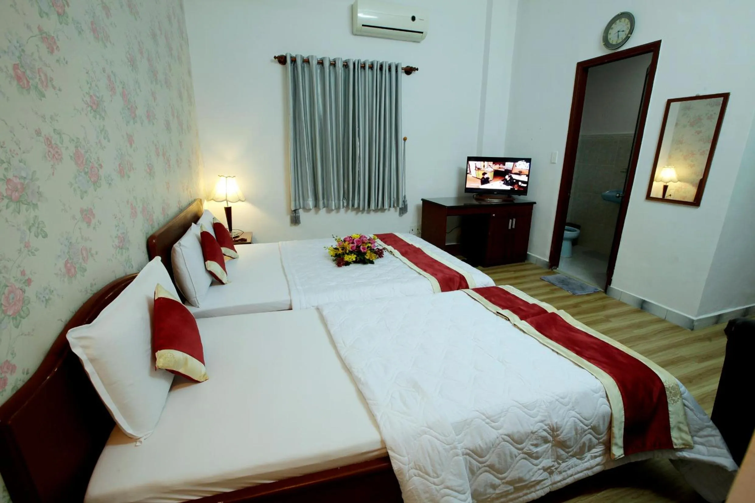 Photo of the whole room, Bed in Tan Da Hotel