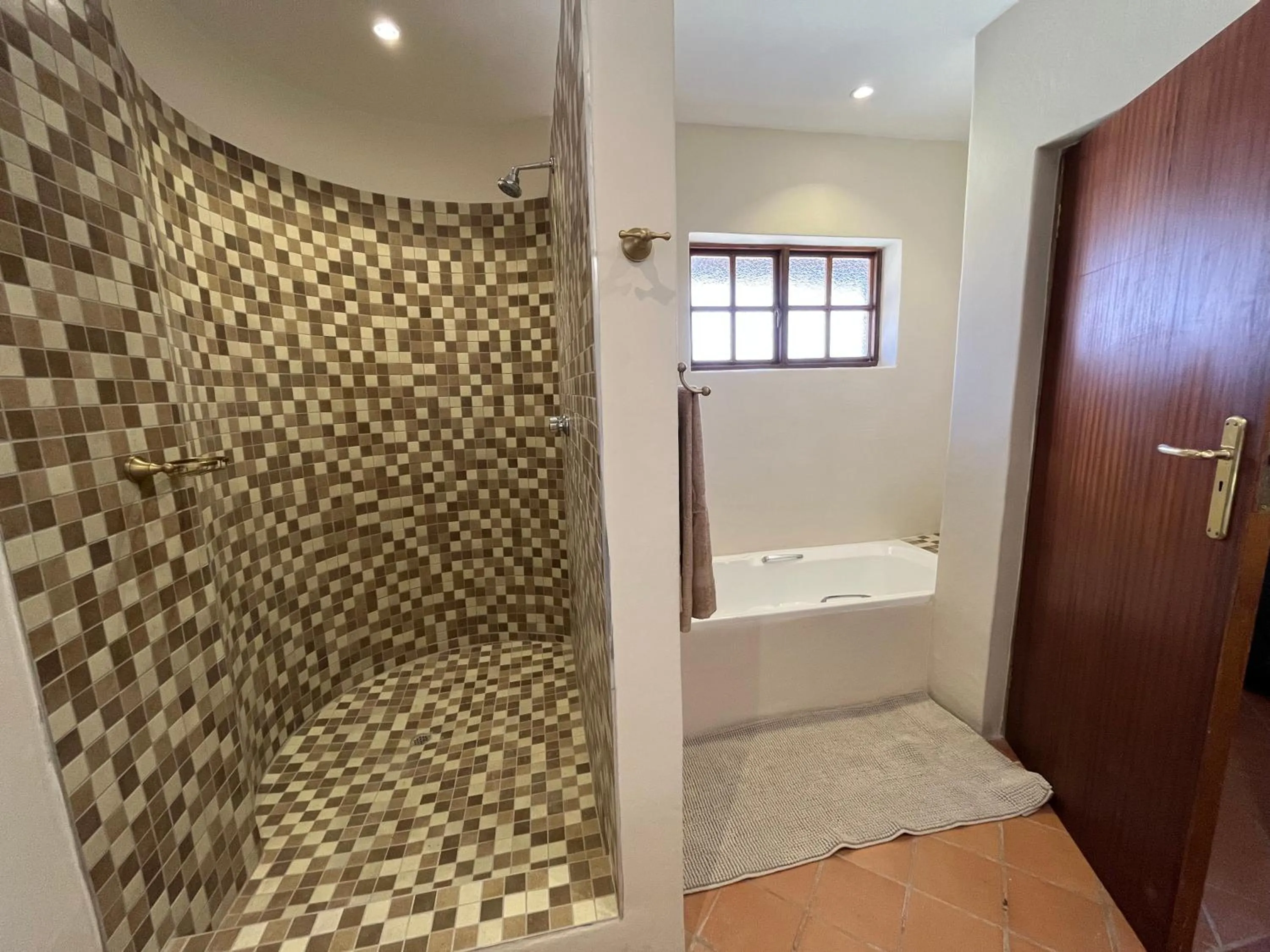 Shower in MILIMA Big 5 Safari Lodge