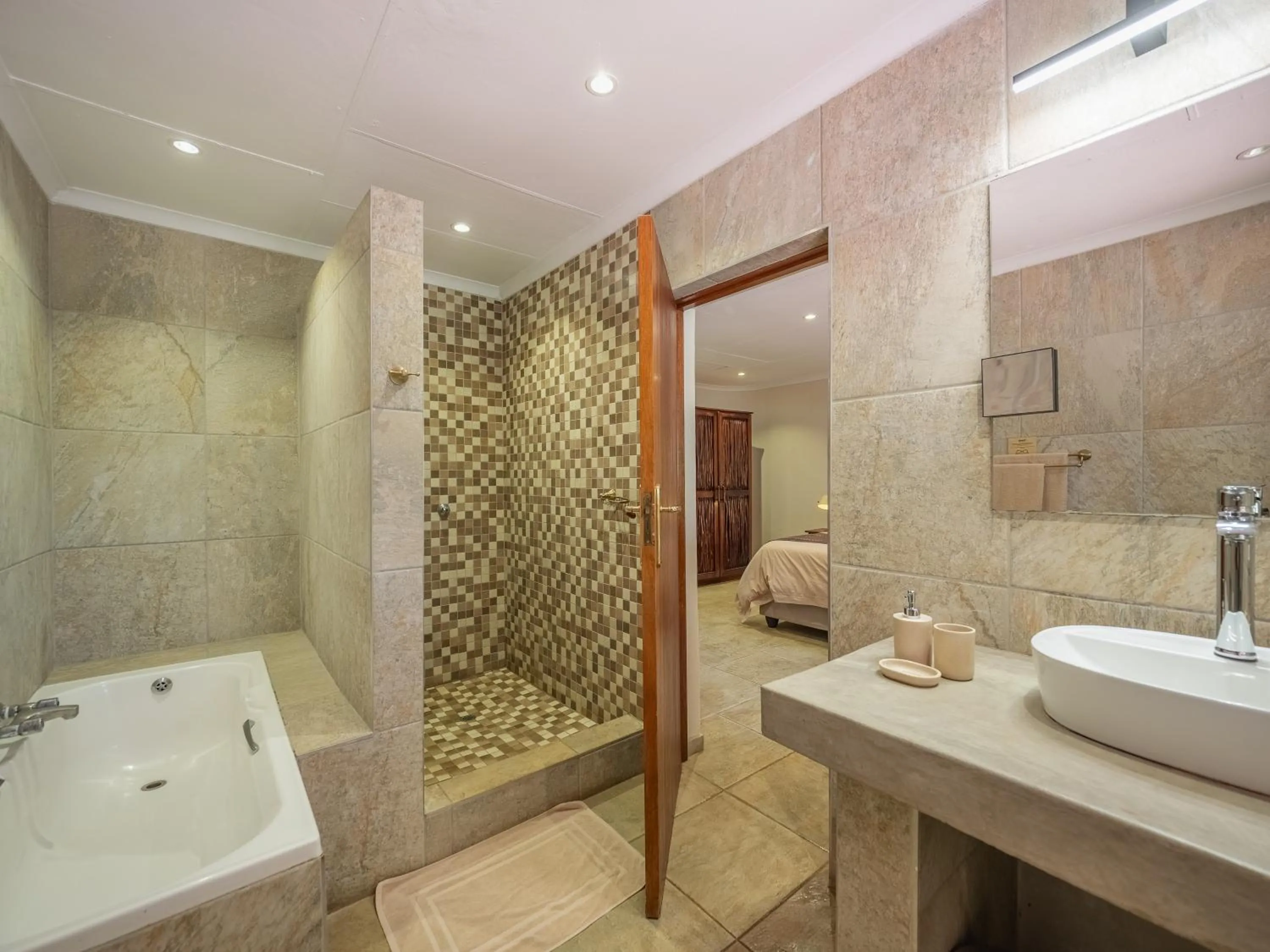 Shower in MILIMA Big 5 Safari Lodge