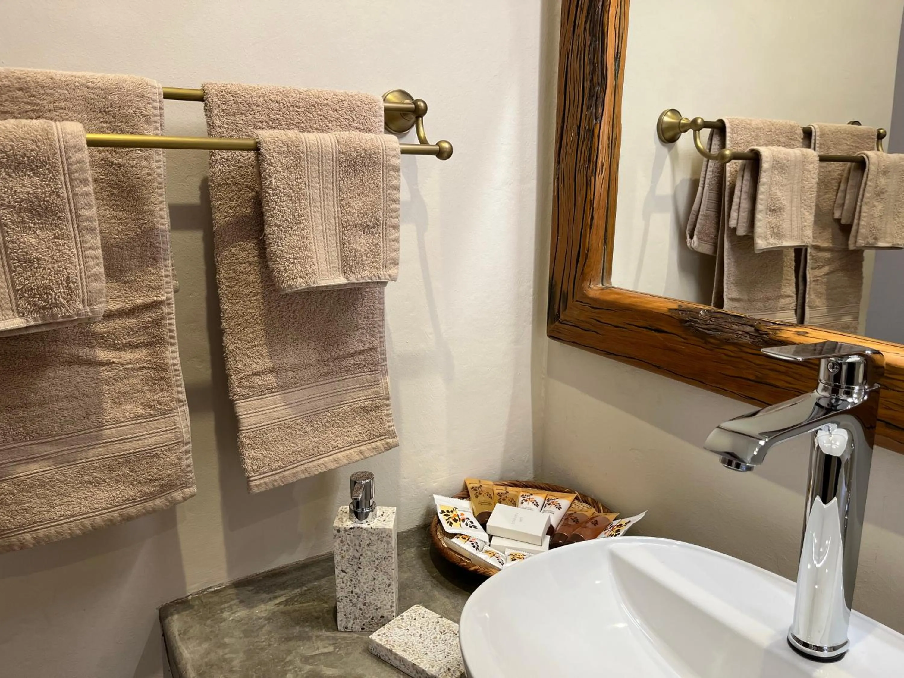 Shower in MILIMA Big 5 Safari Lodge