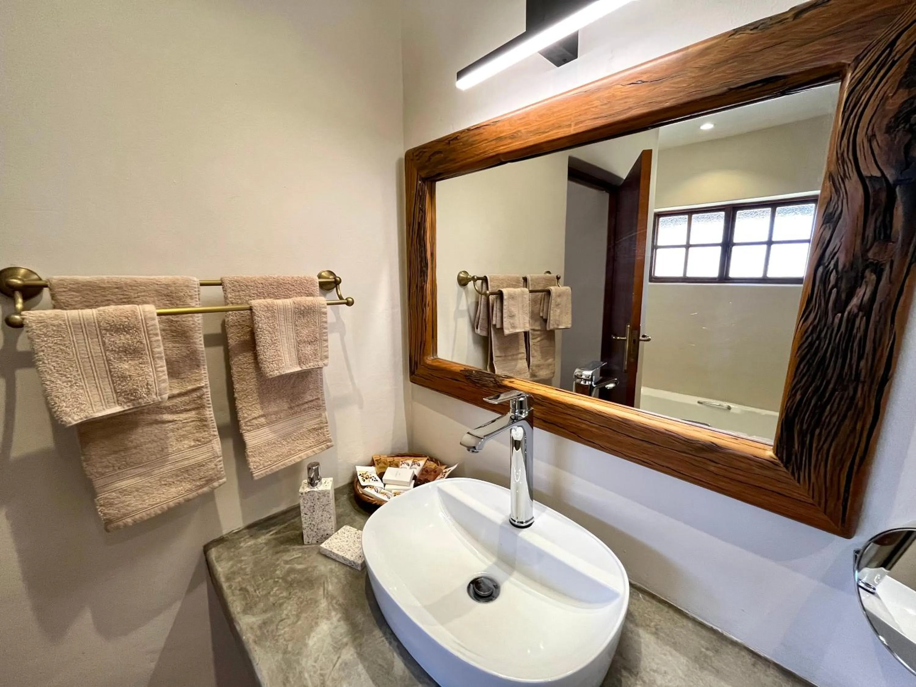 Shower in MILIMA Big 5 Safari Lodge