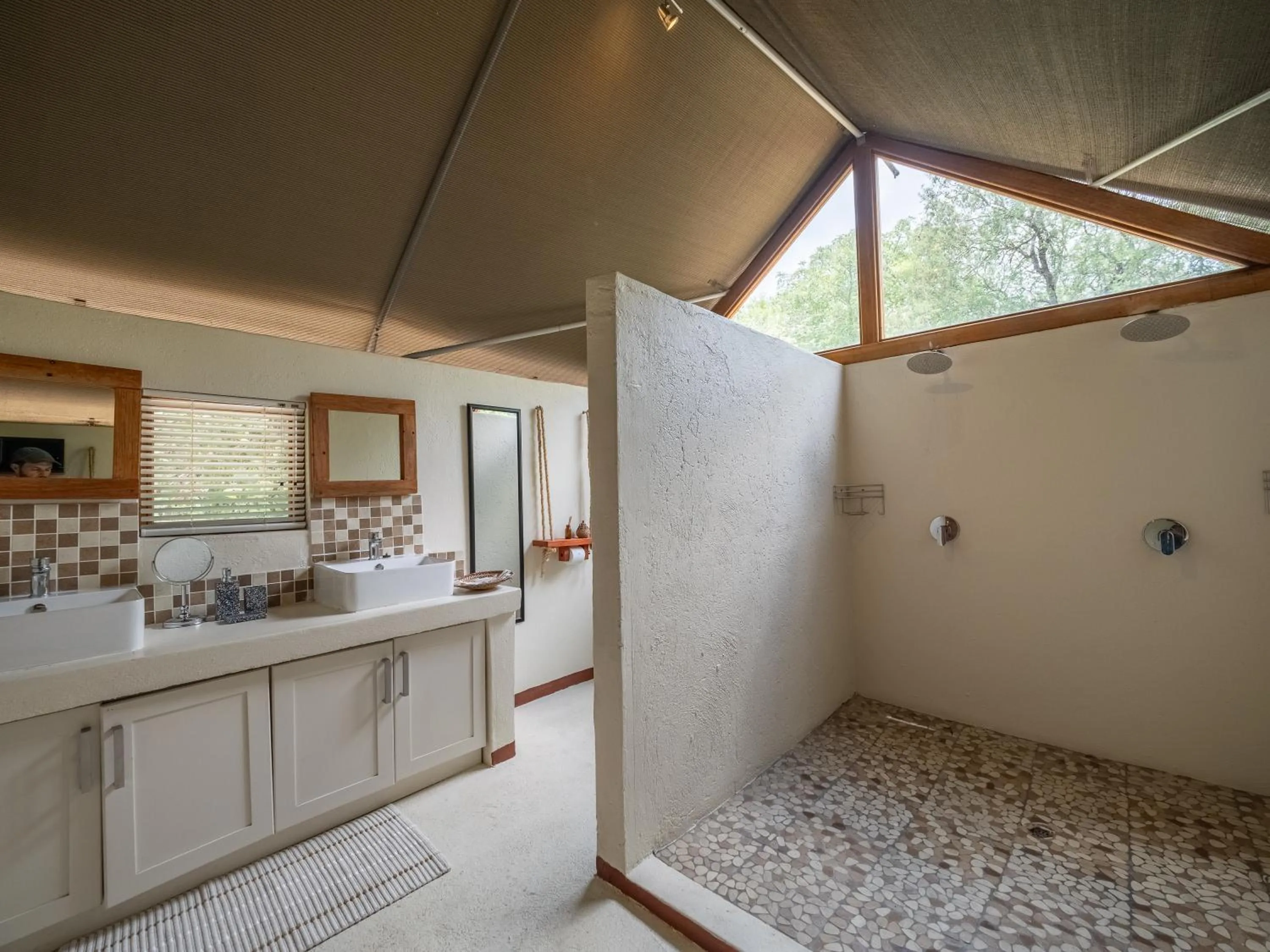 Shower in MILIMA Big 5 Safari Lodge