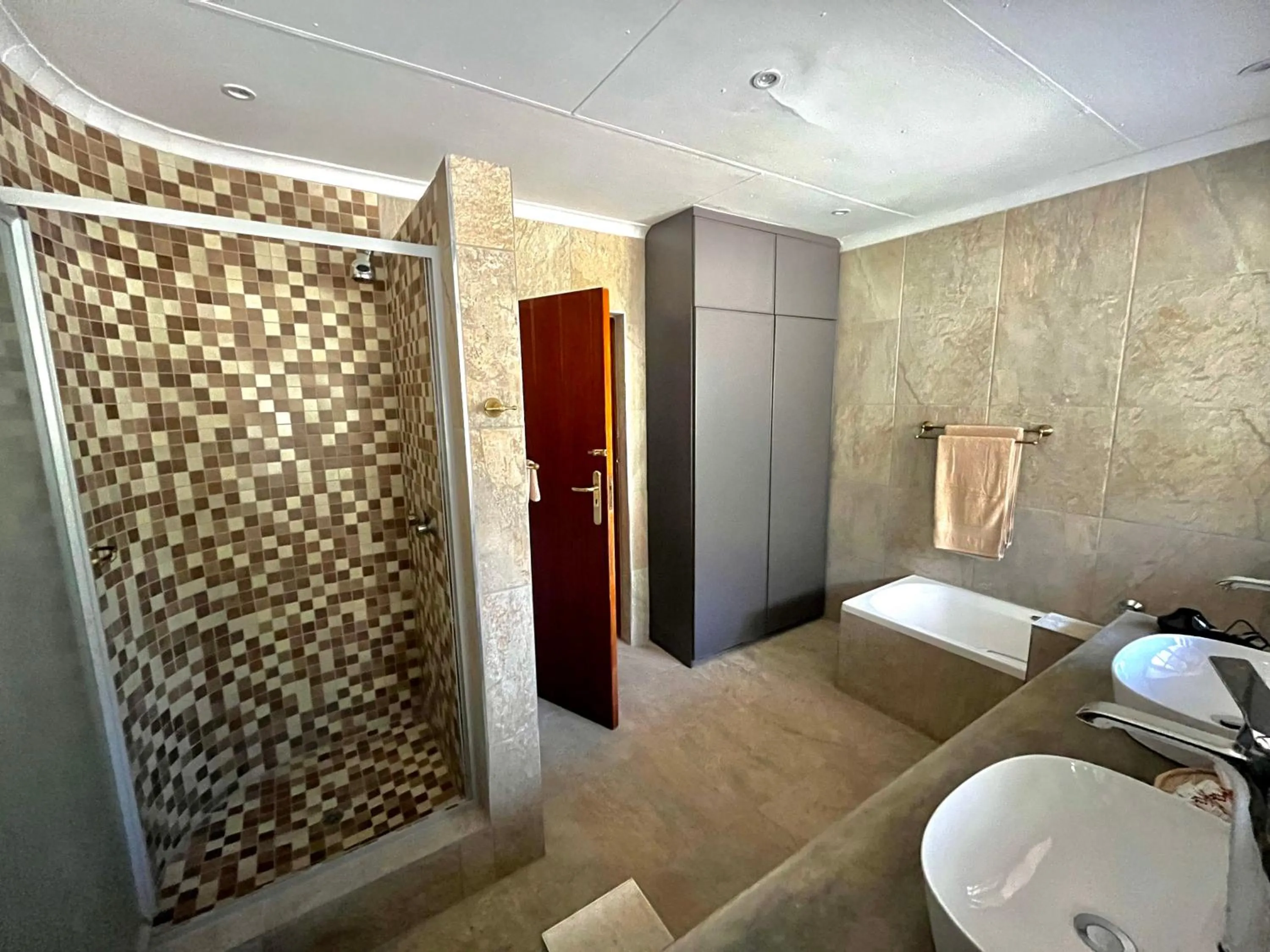 Shower in MILIMA Big 5 Safari Lodge