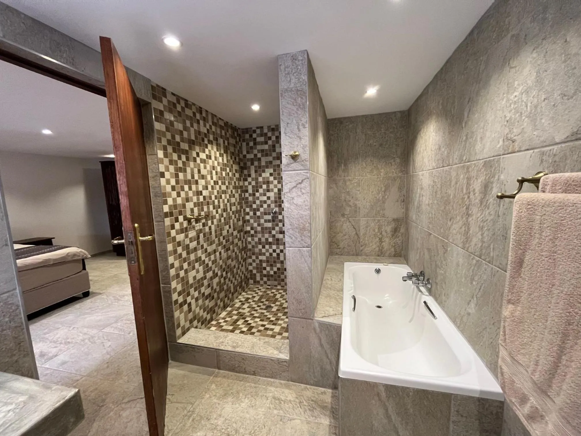 Shower in MILIMA Big 5 Safari Lodge