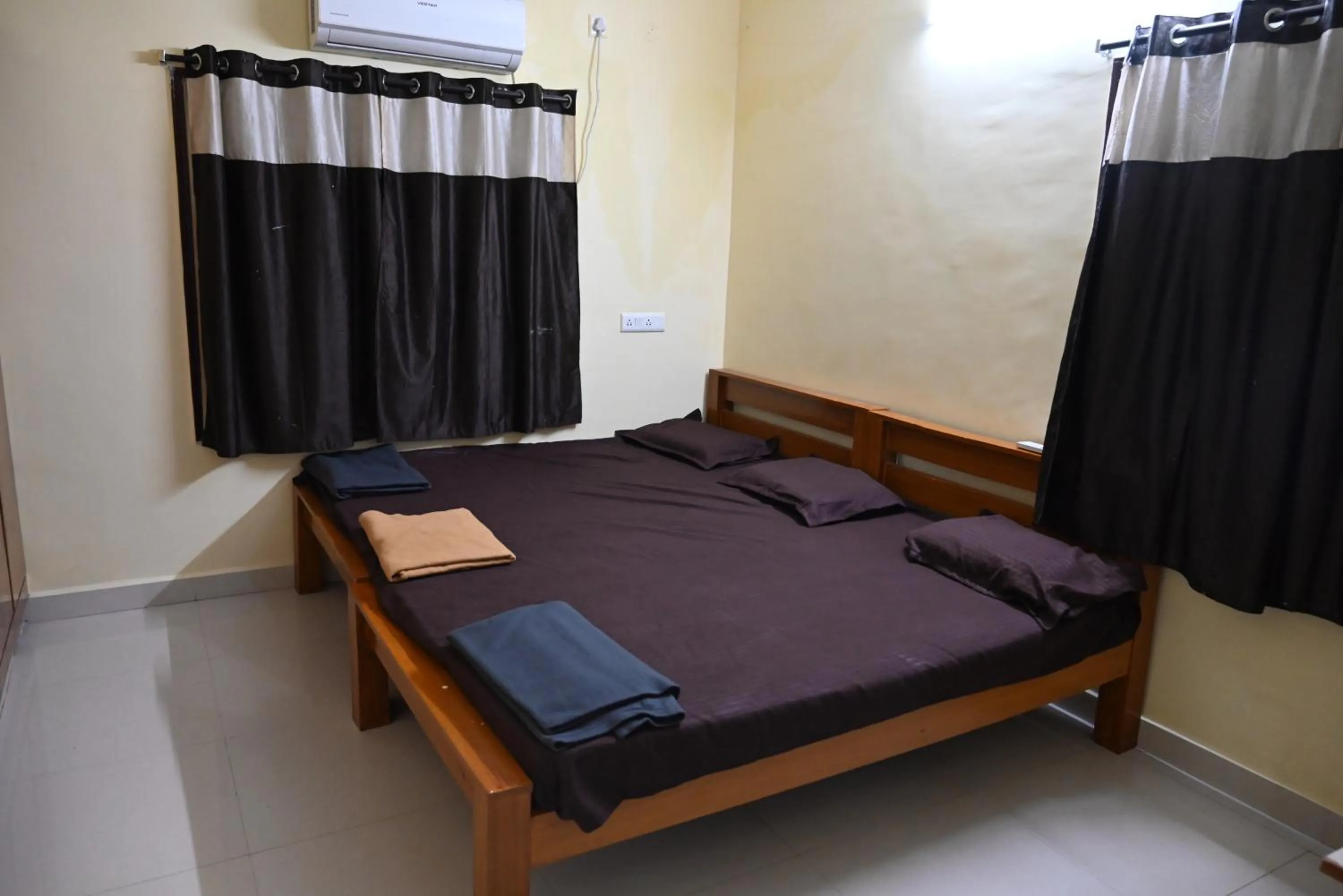 Bed in BACPAC MONKEY COLIVING