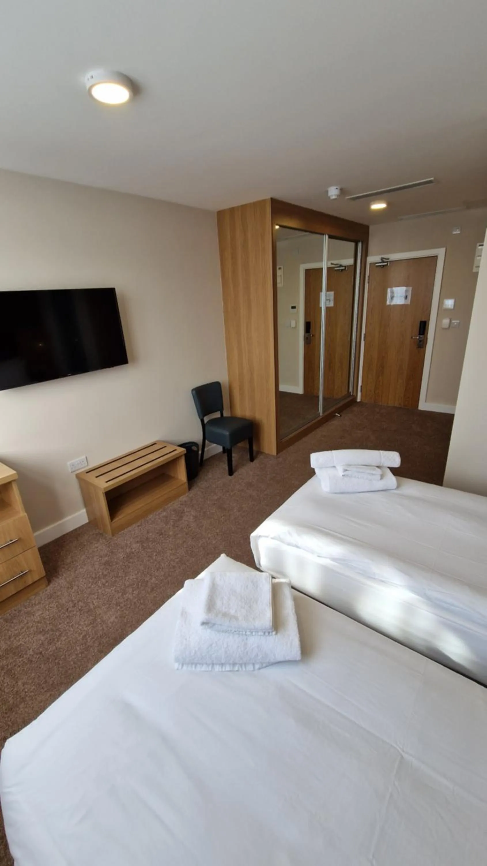 Photo of the whole room, Bed in Best Western Northfields Ealing Hotel