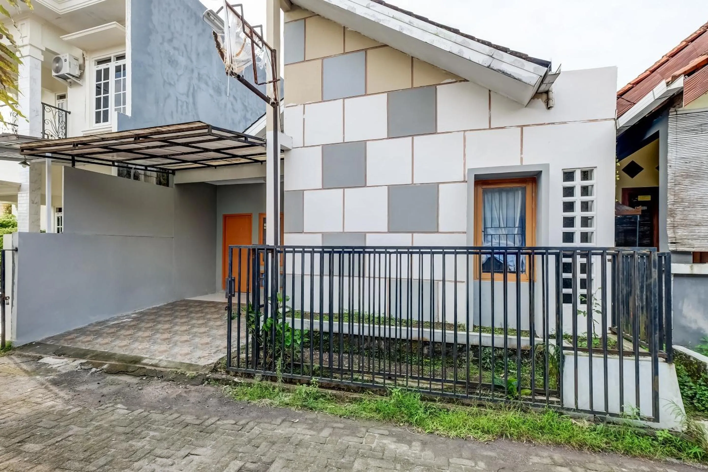 Facade/entrance in OYO Life 91239 Kost Rosandy House Yogyakarta