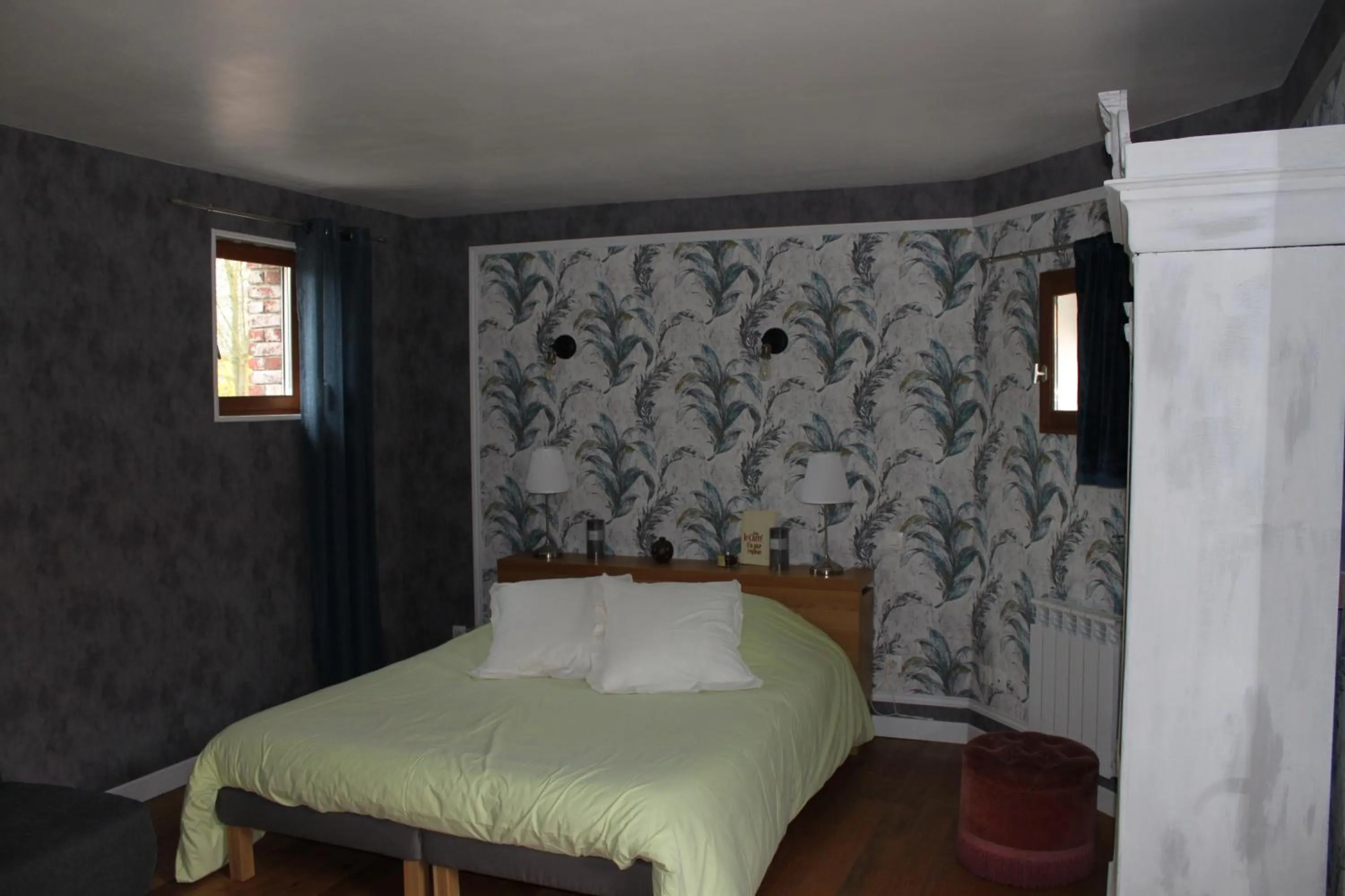 Photo of the whole room, Bed in Chambres d'hôtes L'Aubaine avec jacuzzi