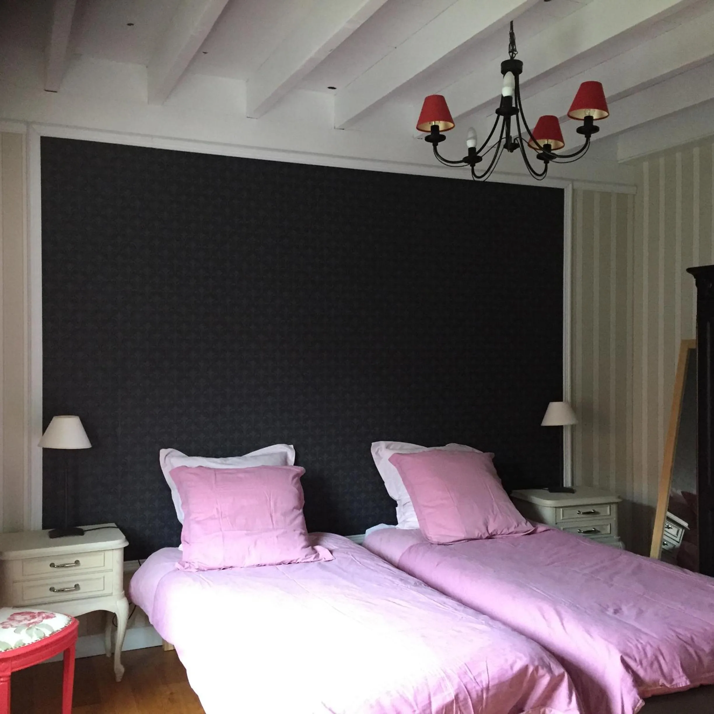 Photo of the whole room, Bed in Chambres d'hôtes L'Aubaine avec jacuzzi