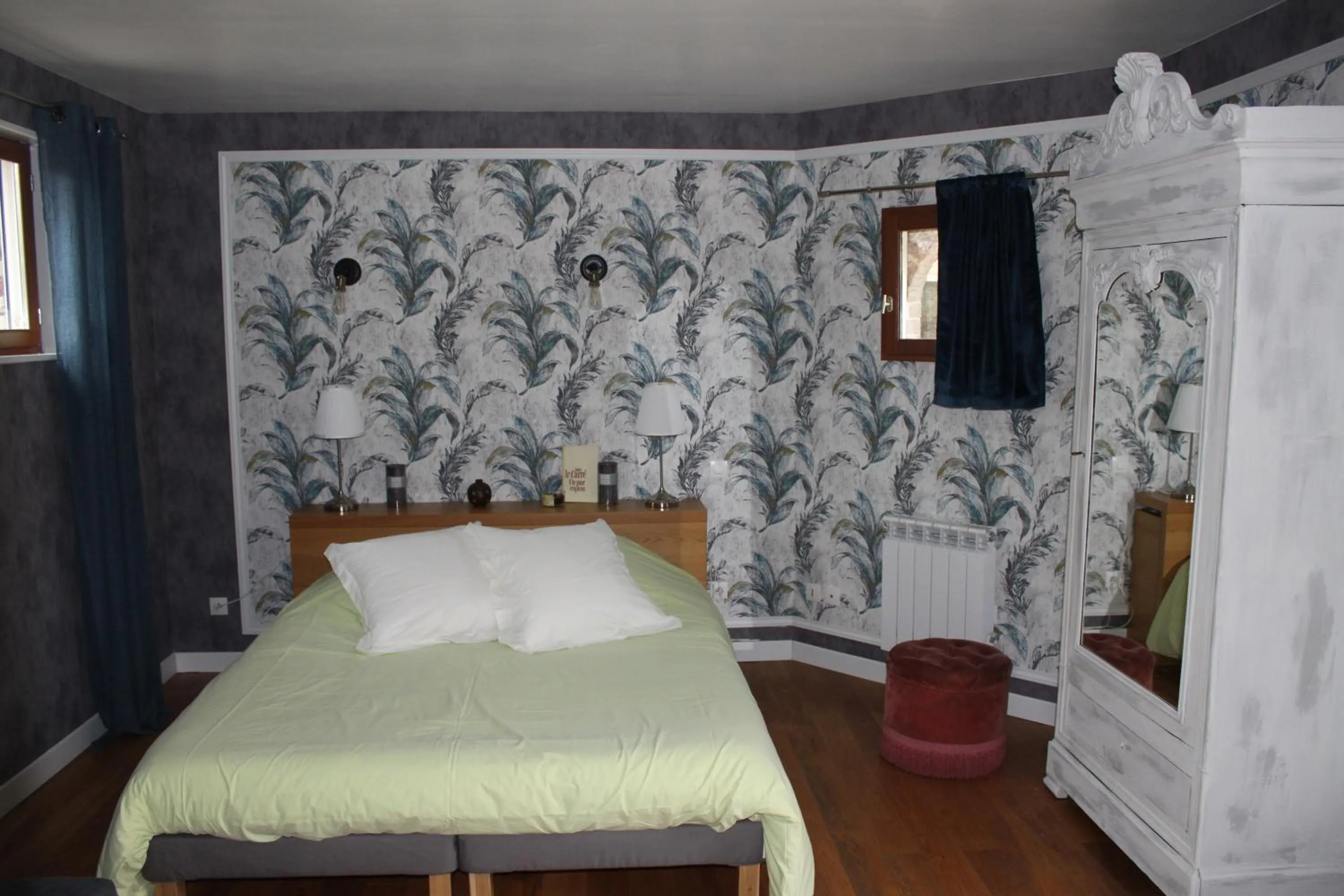 Photo of the whole room, Bed in Chambres d'hôtes L'Aubaine avec jacuzzi