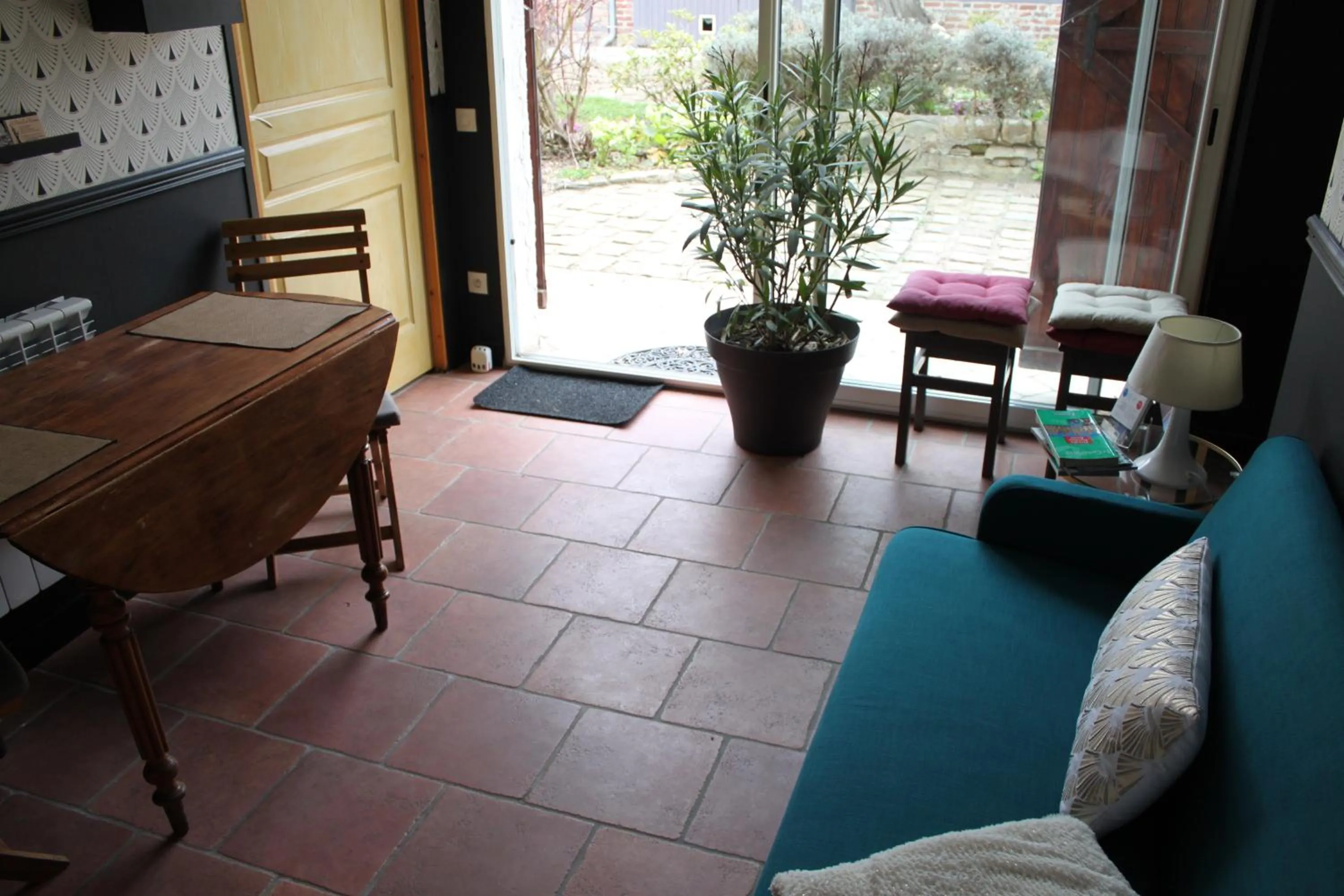 Communal kitchen in Chambres d'hôtes L'Aubaine avec jacuzzi