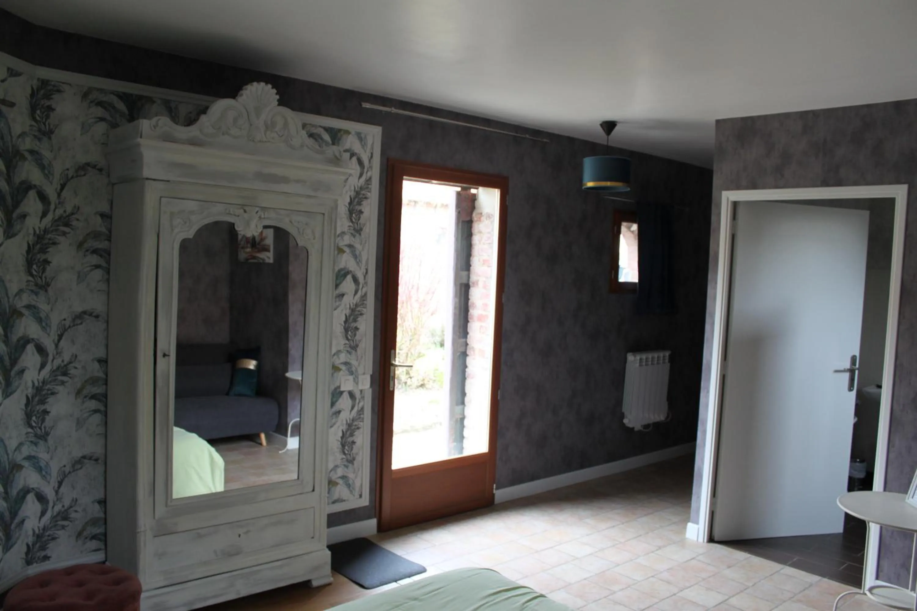 Photo of the whole room in Chambres d'hôtes L'Aubaine avec jacuzzi