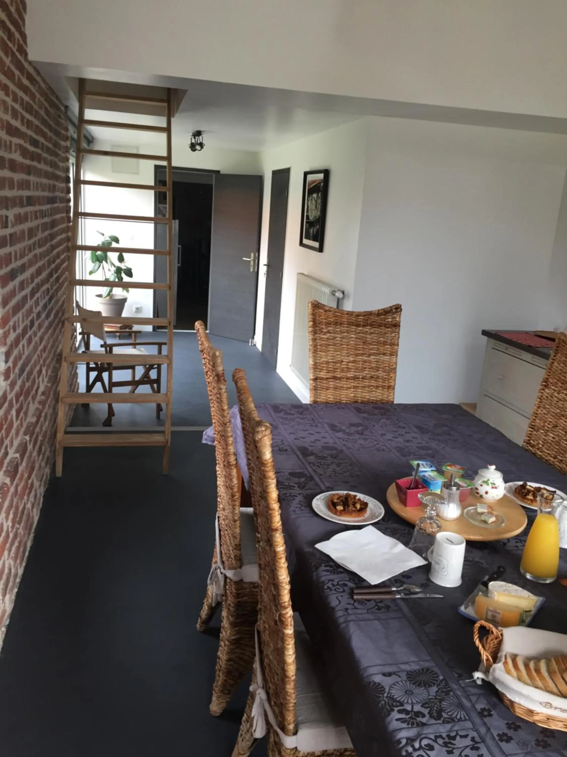 Breakfast in Chambres d'hôtes L'Aubaine avec jacuzzi