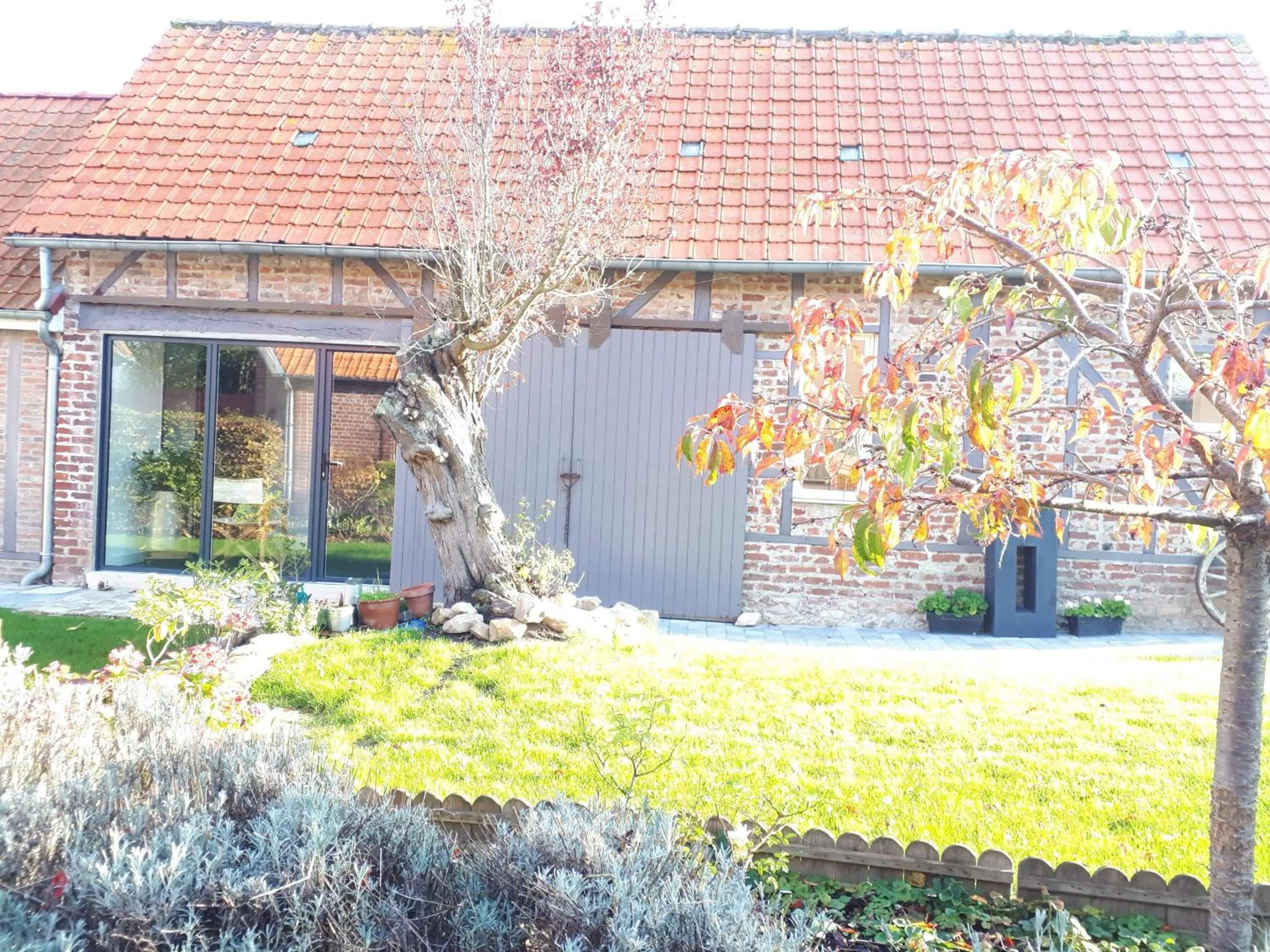 Garden view in Chambres d'hôtes L'Aubaine avec jacuzzi