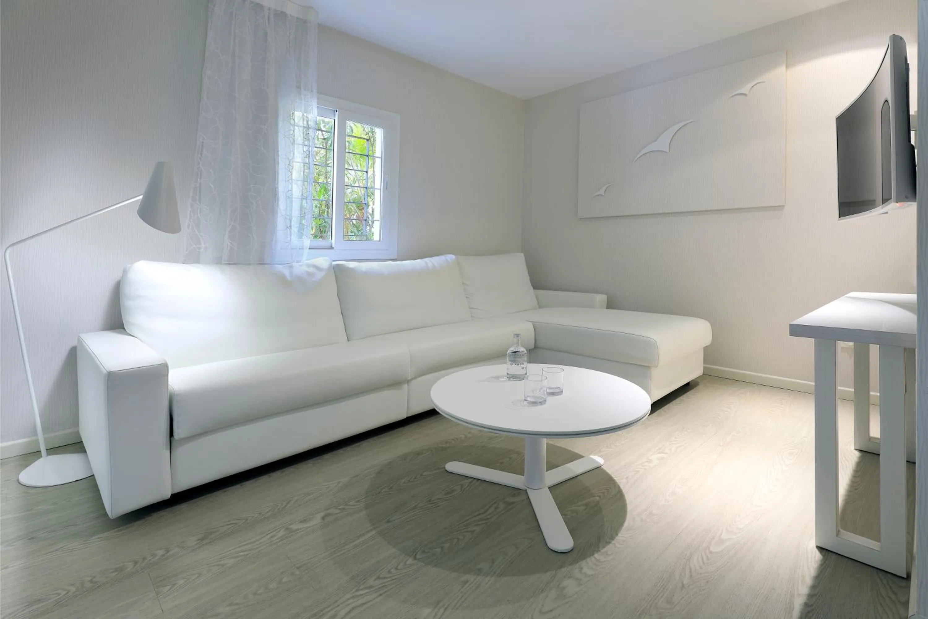 TV and multimedia in Blanco Hotel Formentera