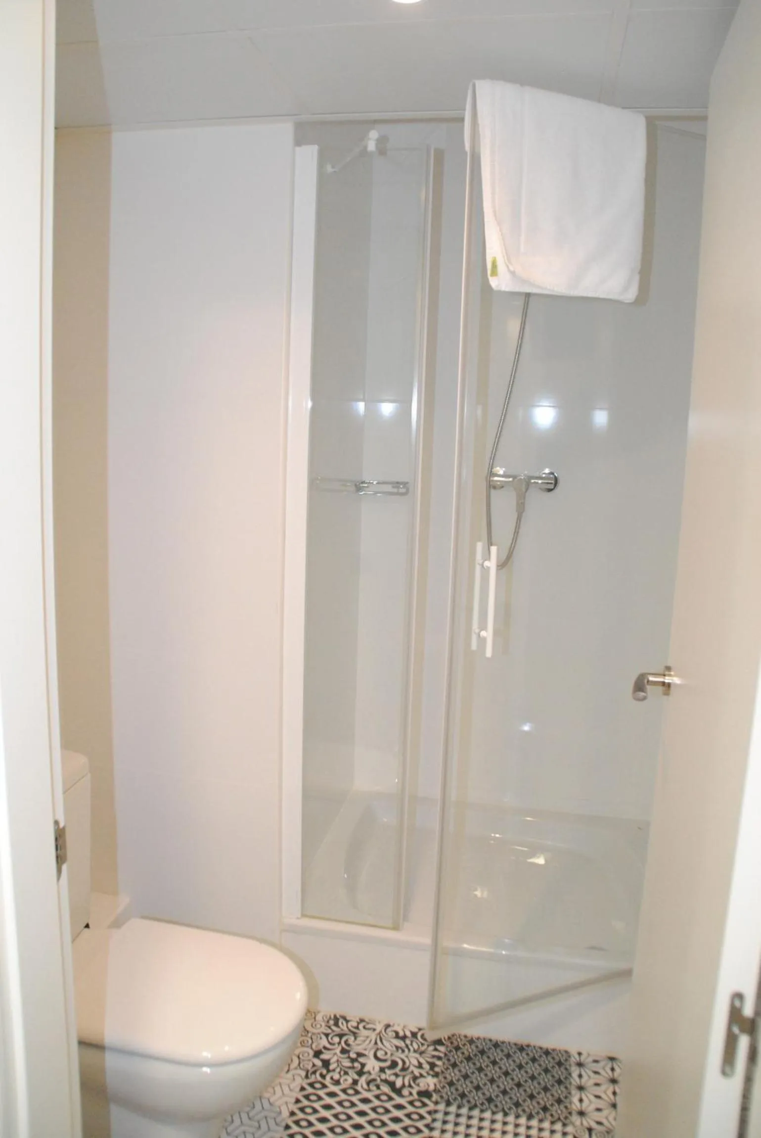 Shower in Hostal Aslyp 114
