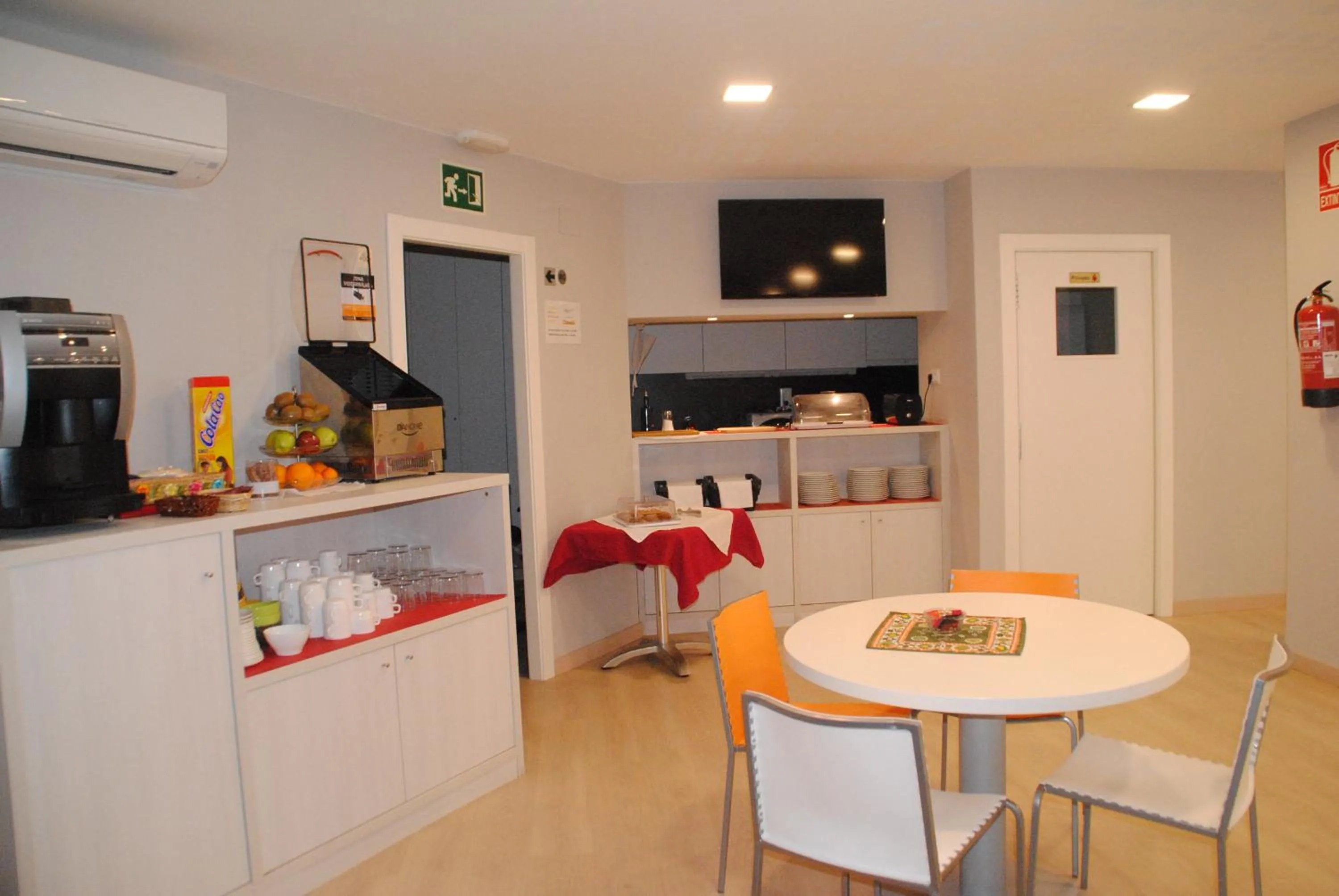 Communal lounge/ TV room in Hostal Aslyp 114