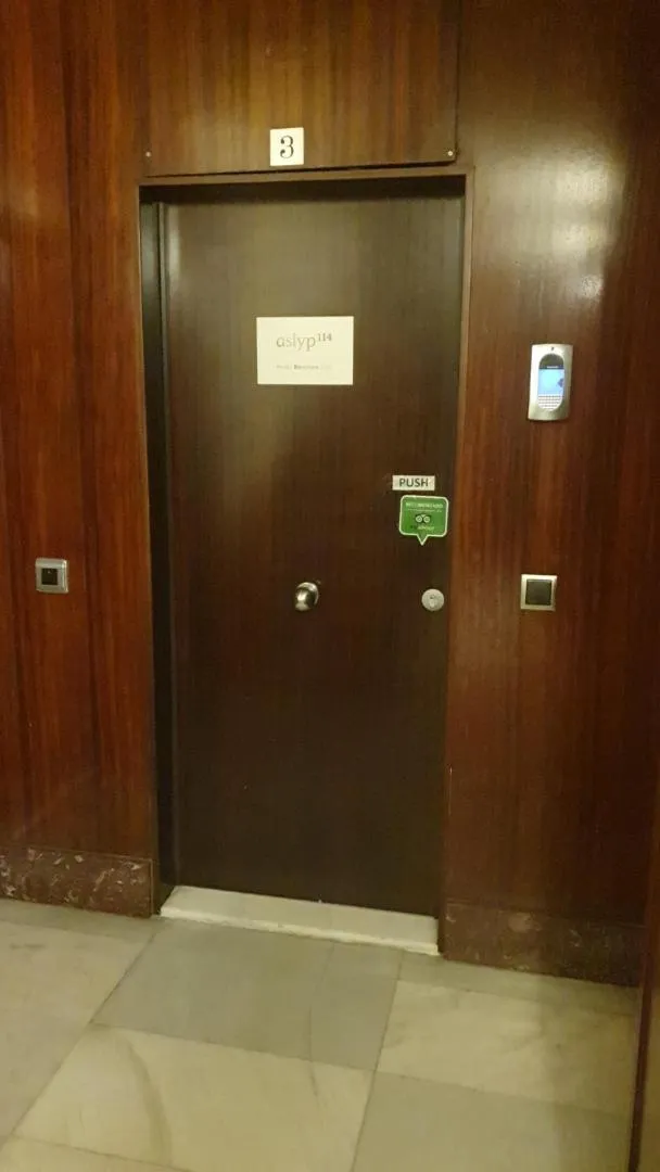 Property building in Hostal Aslyp 114