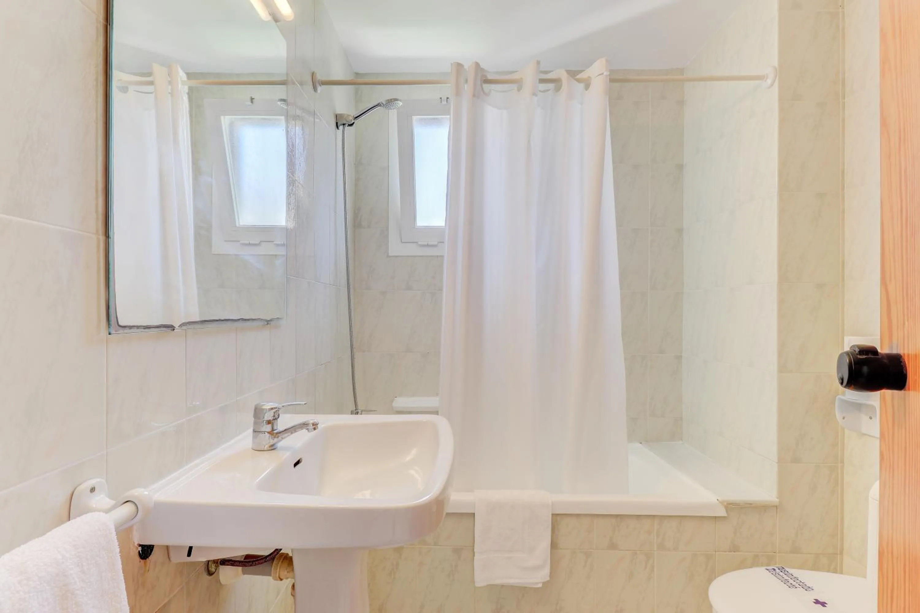 Bathroom in Apartamentos Llevant