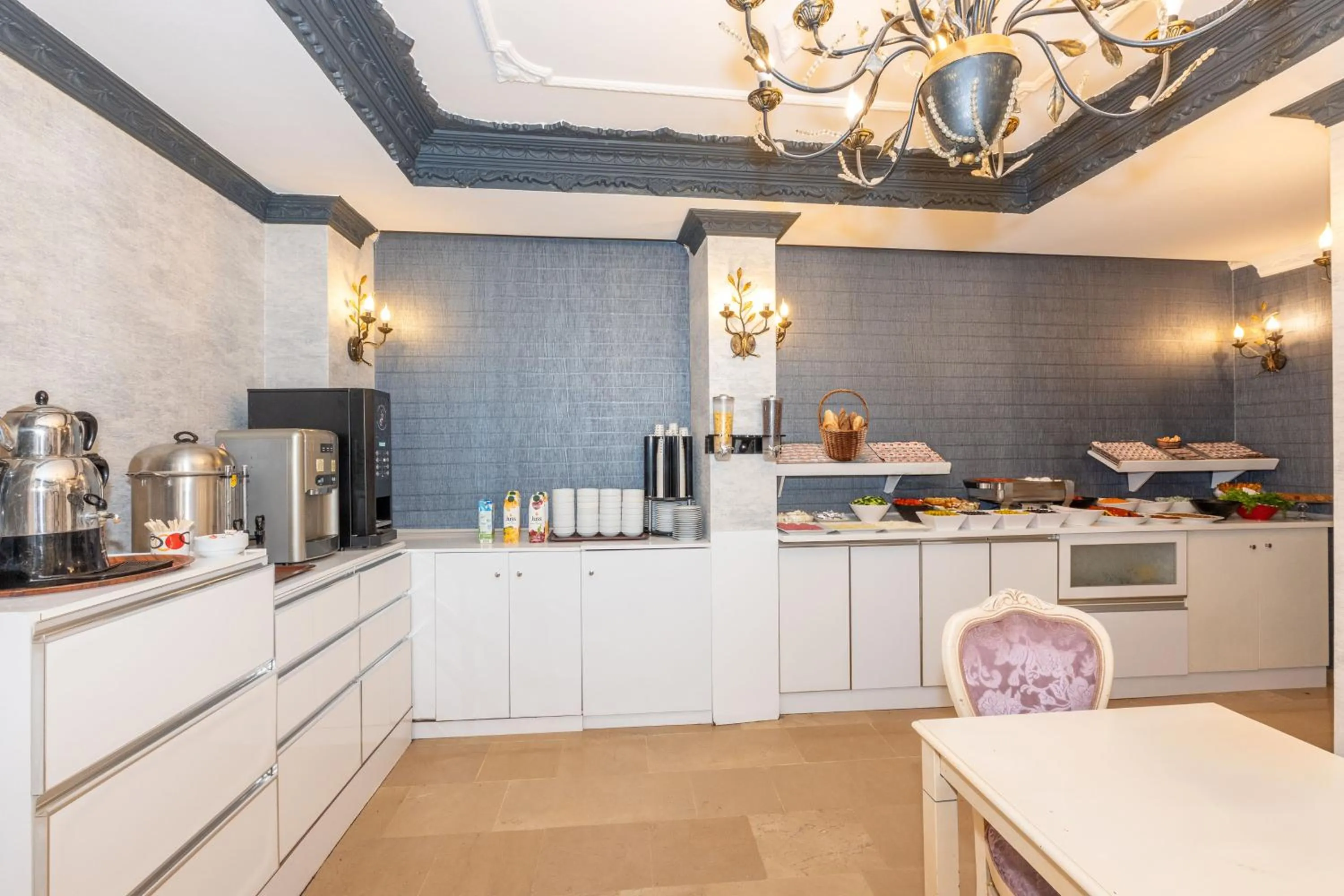 Coffee/tea facilities in Istanbul Holiday Hotel