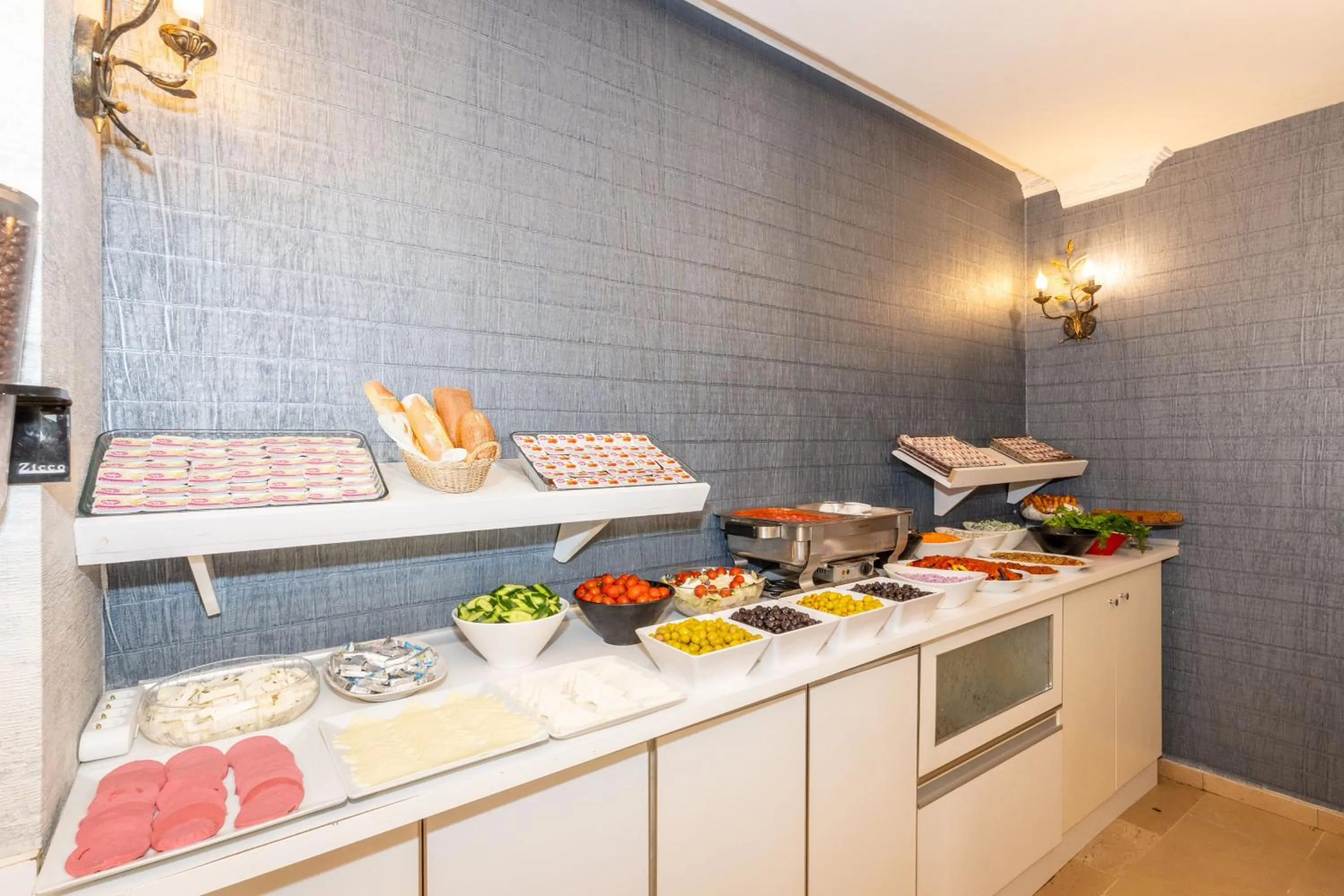 Buffet breakfast in Istanbul Holiday Hotel