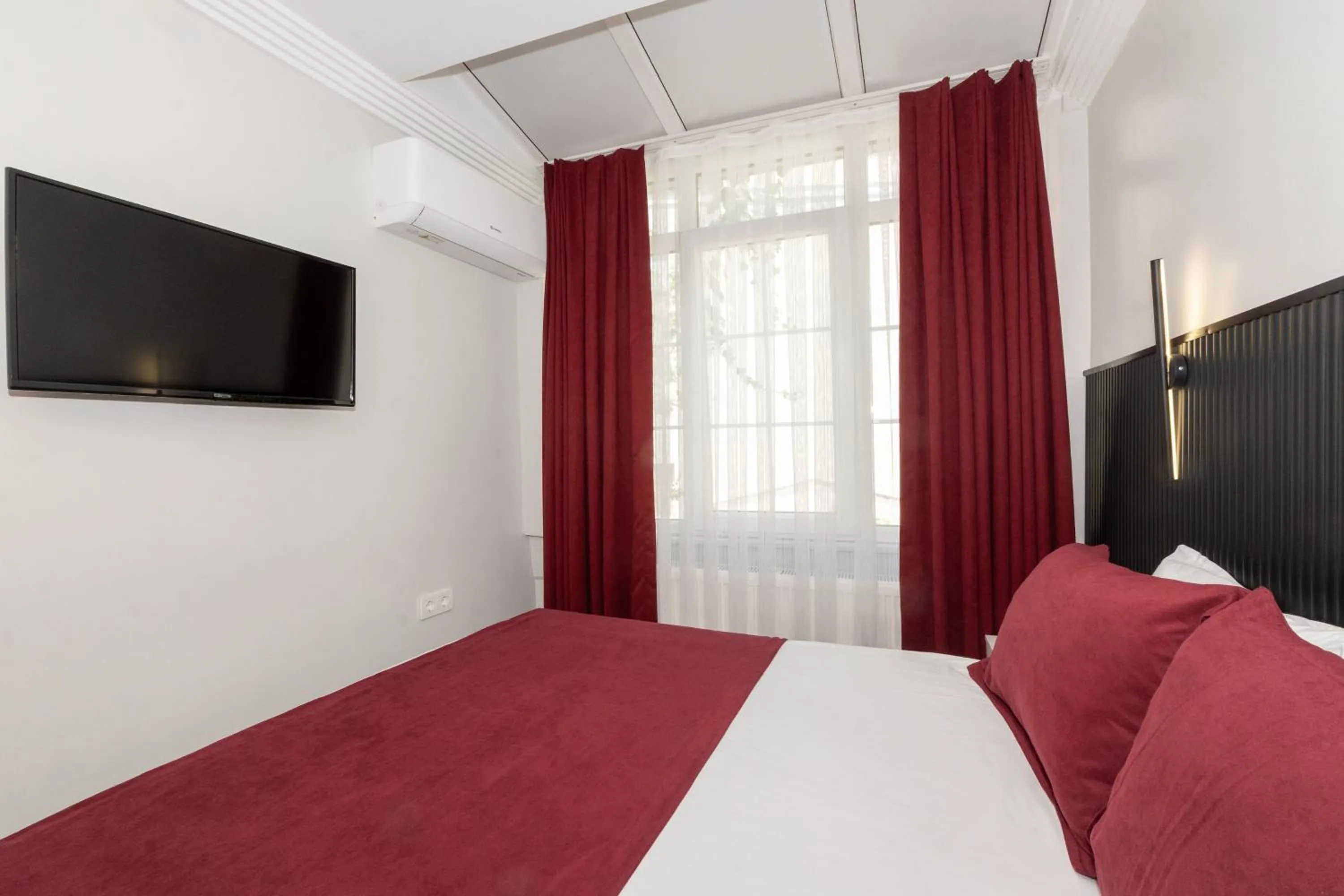 Bed in Istanbul Holiday Hotel