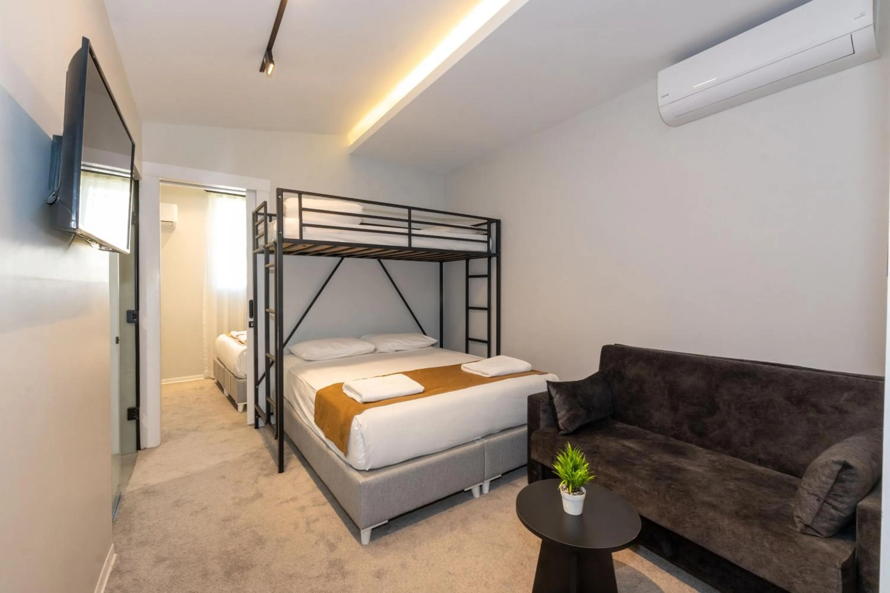 Bedroom, Bed in Istanbul Holiday Hotel