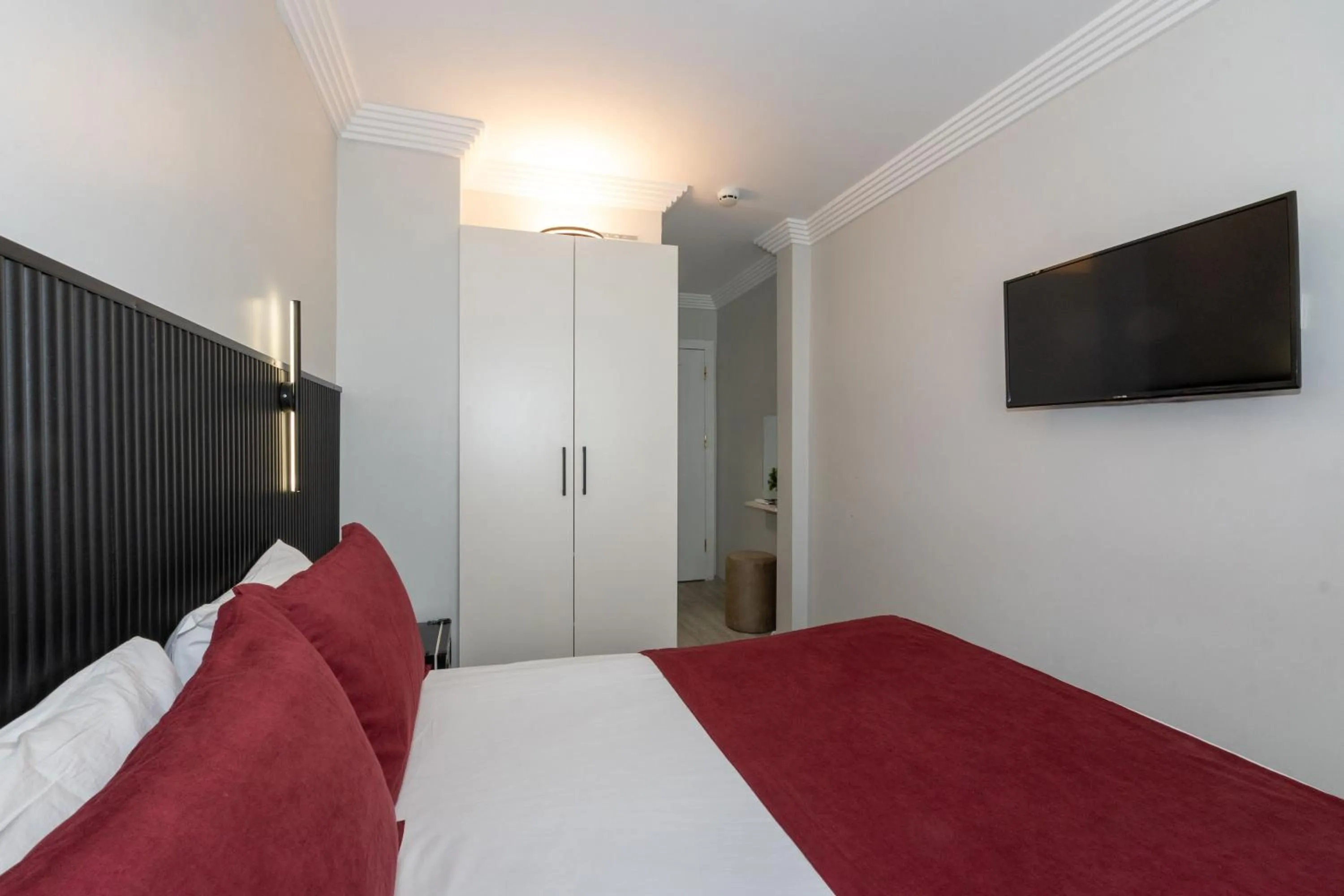 Communal lounge/ TV room, Bed in Istanbul Holiday Hotel