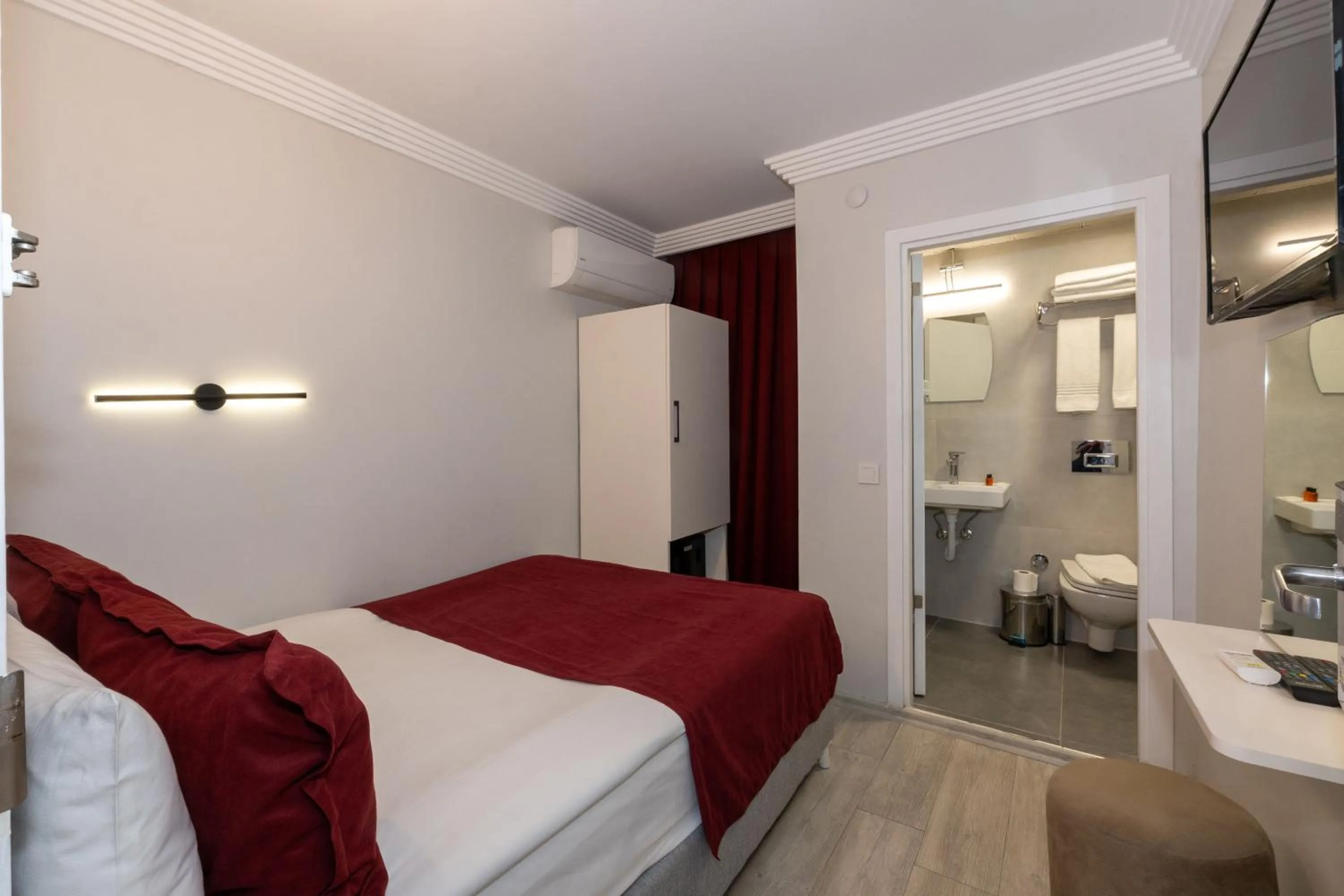 Bedroom, Bed in Istanbul Holiday Hotel