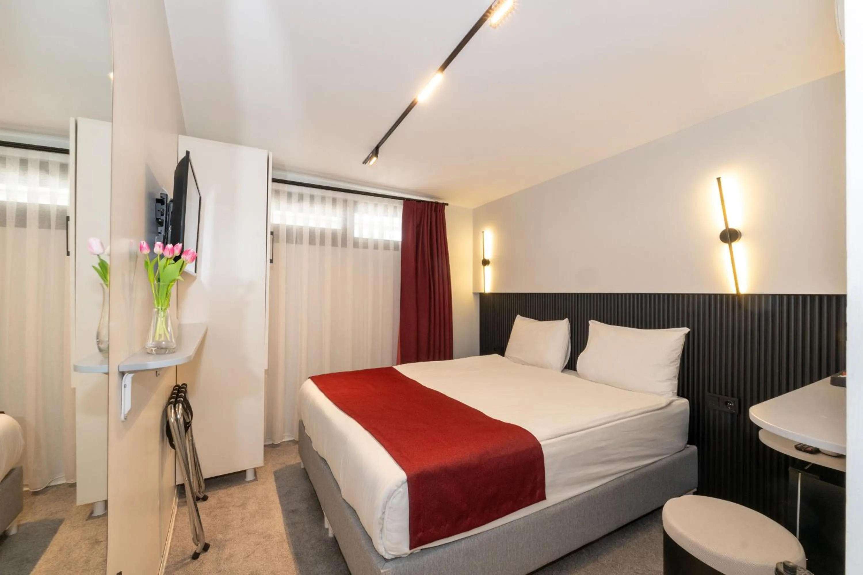 Bedroom, Bed in Istanbul Holiday Hotel