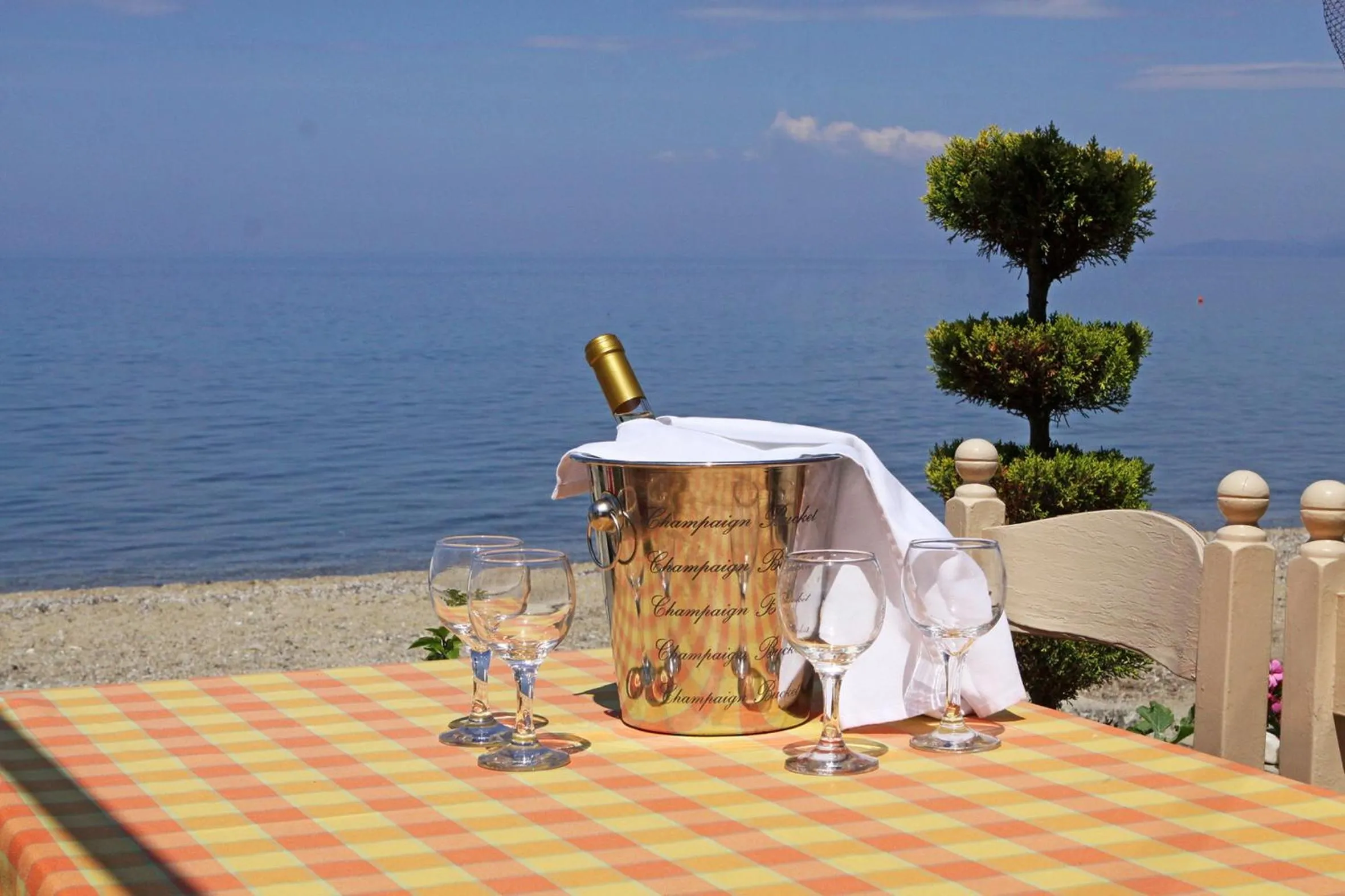 Restaurant/places to eat in Miramare Hotel