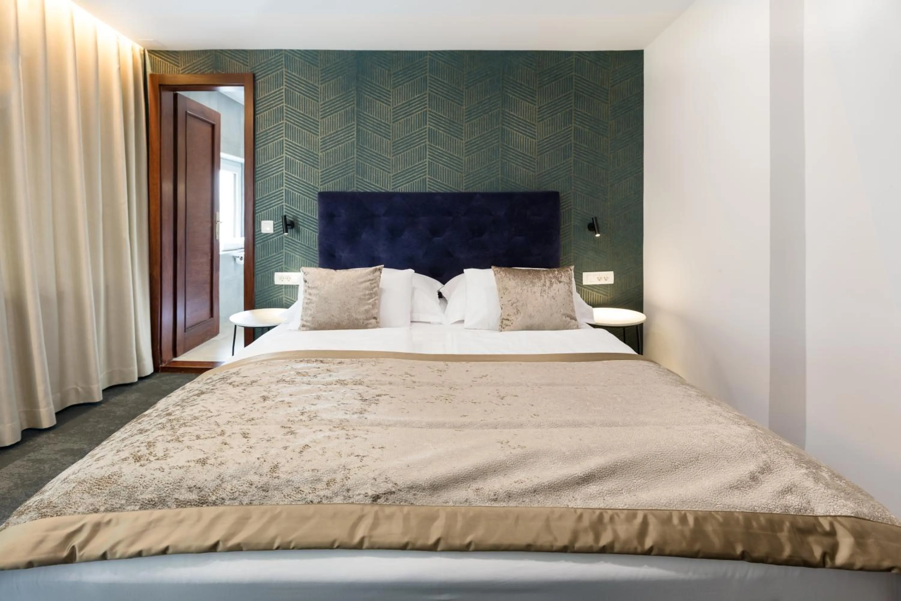 Bed in Garni Hotel Cirman
