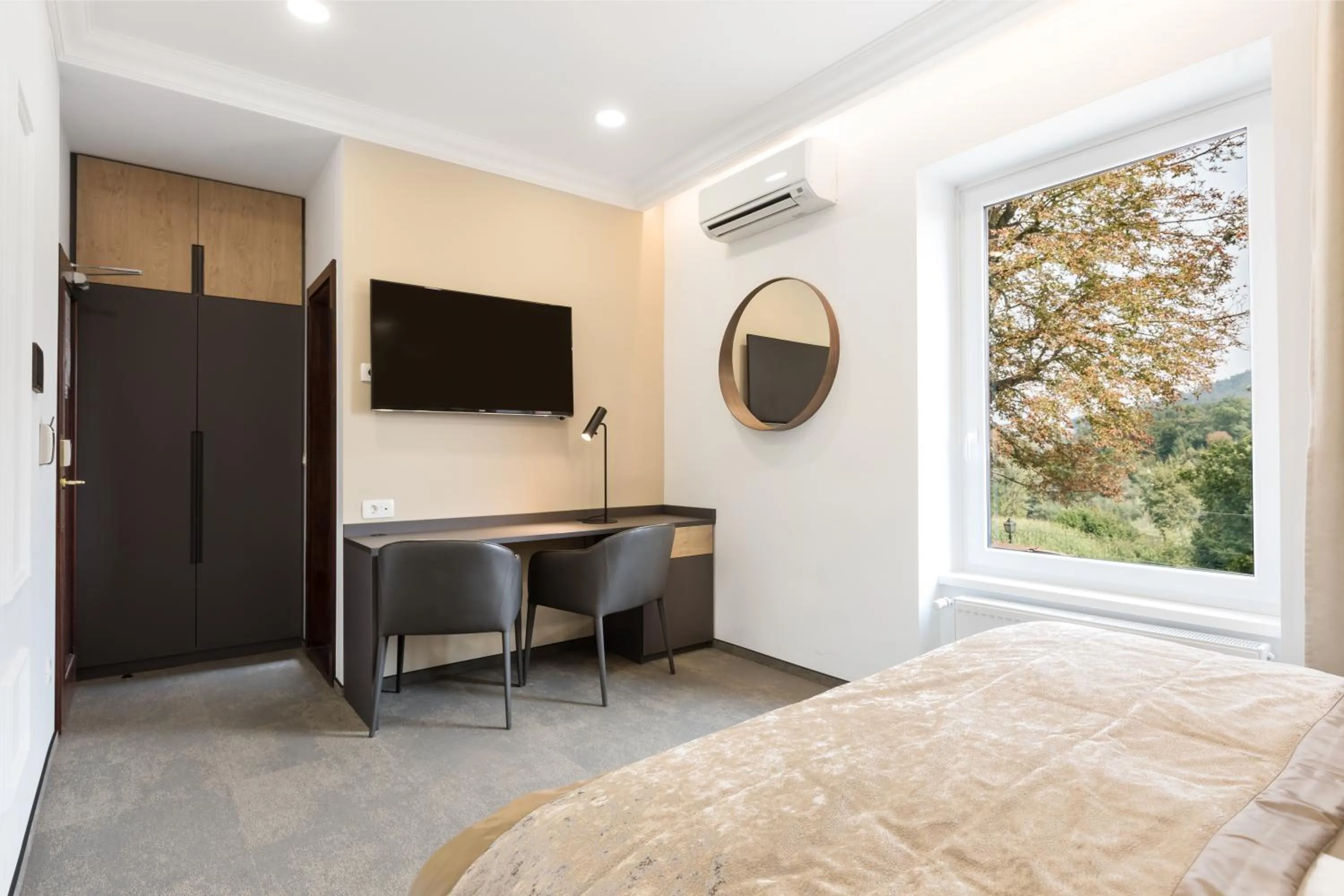 TV and multimedia, Bed in Garni Hotel Cirman