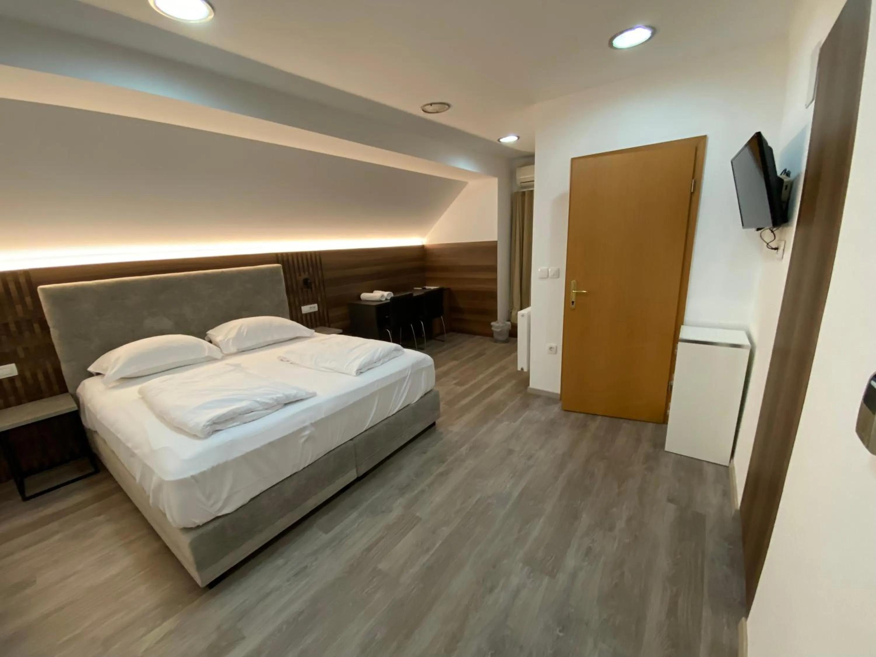 Bed in Garni Hotel Cirman