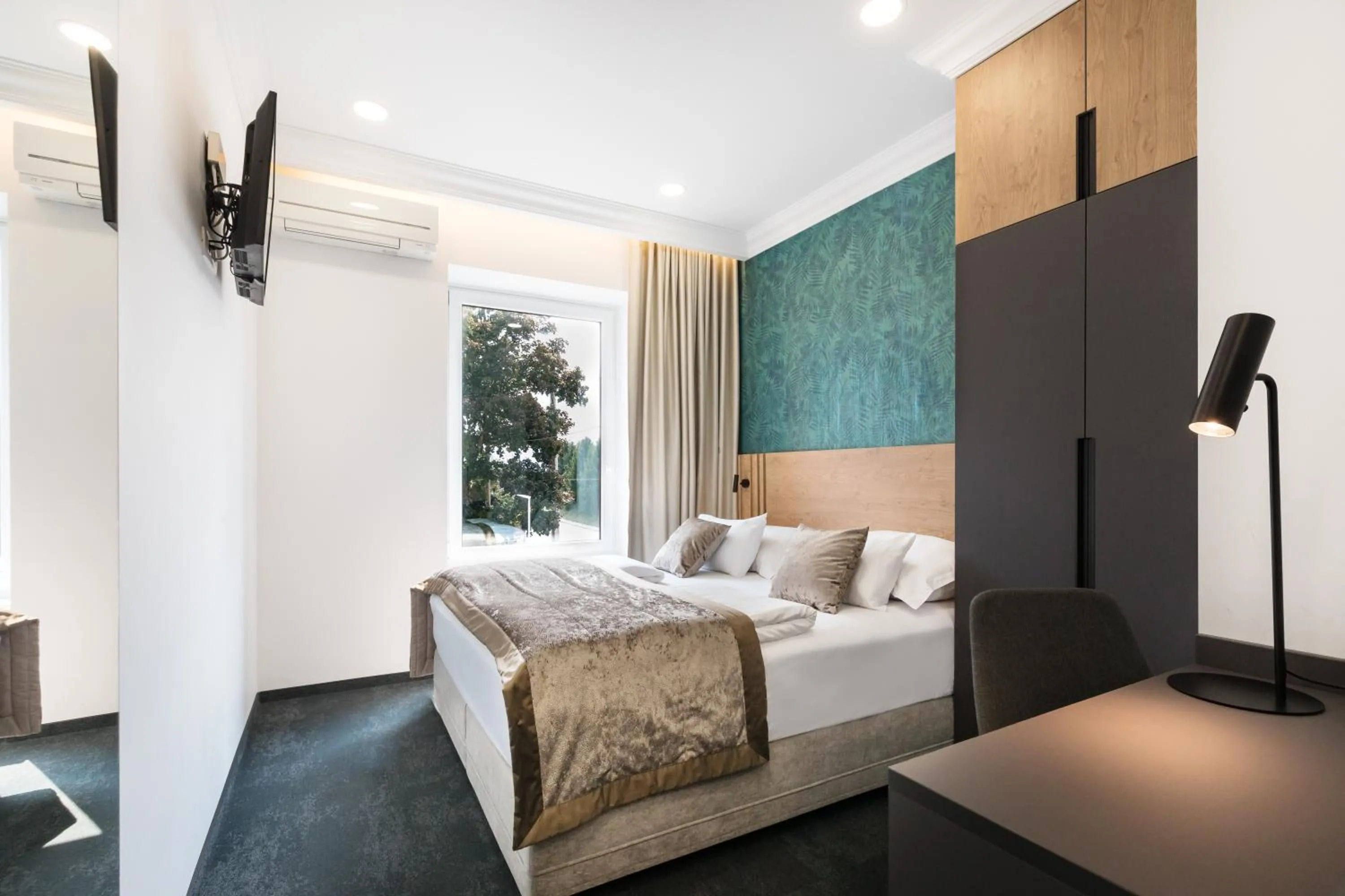 Bed in Garni Hotel Cirman