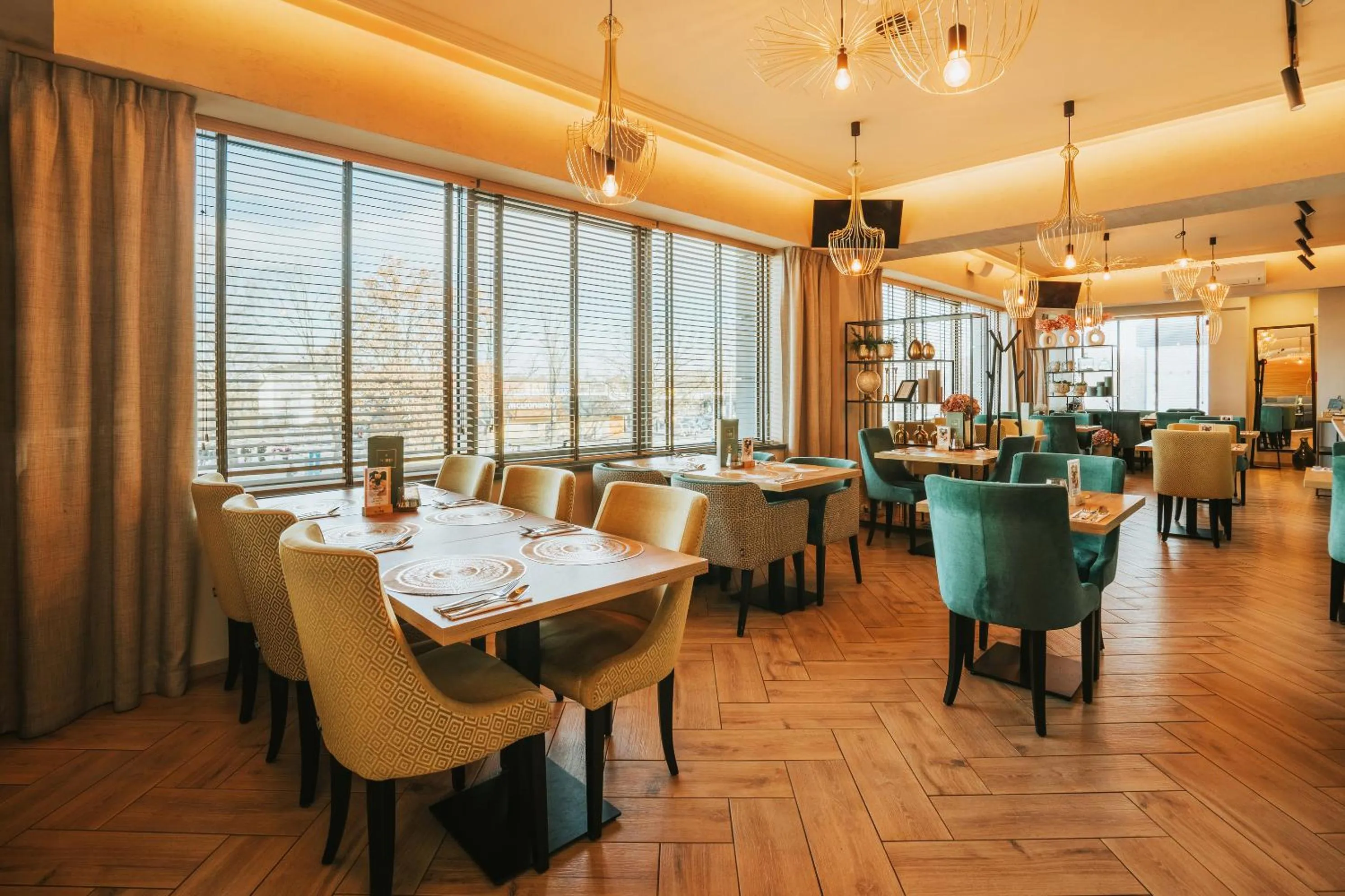 Restaurant/places to eat in Green Hotel