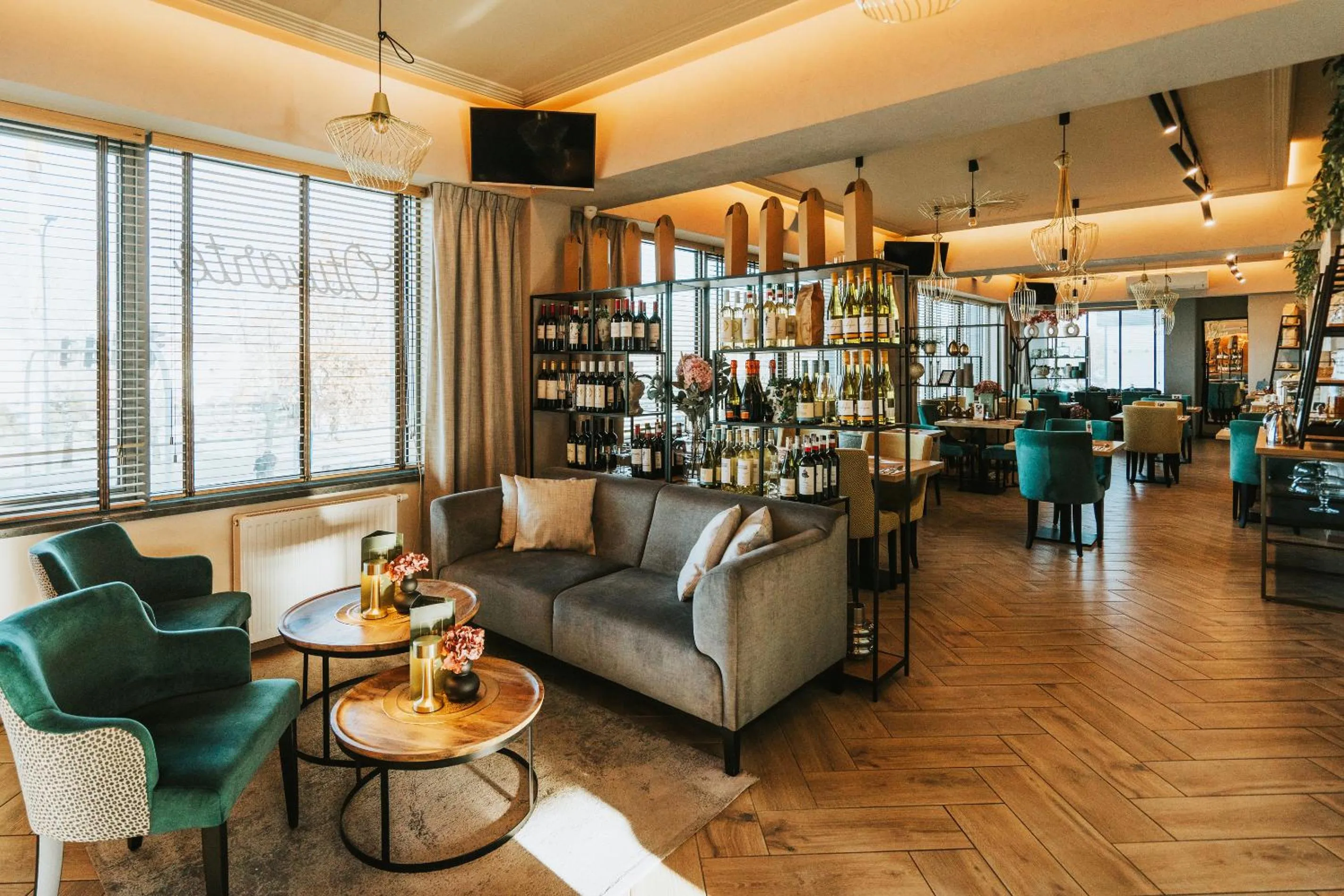 Restaurant/places to eat in Green Hotel