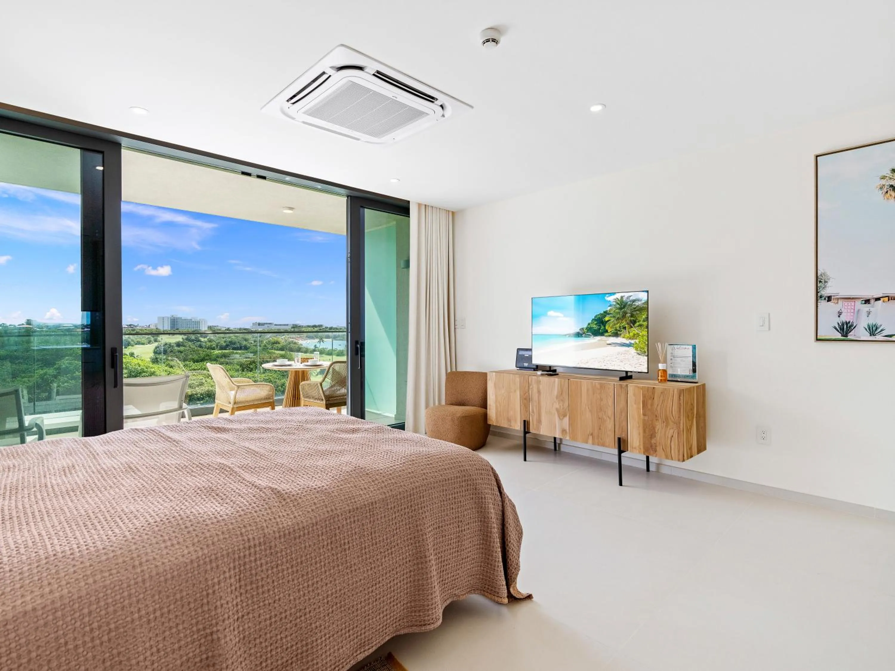 Photo of the whole room, Bed in Fourteen at Mullet Bay