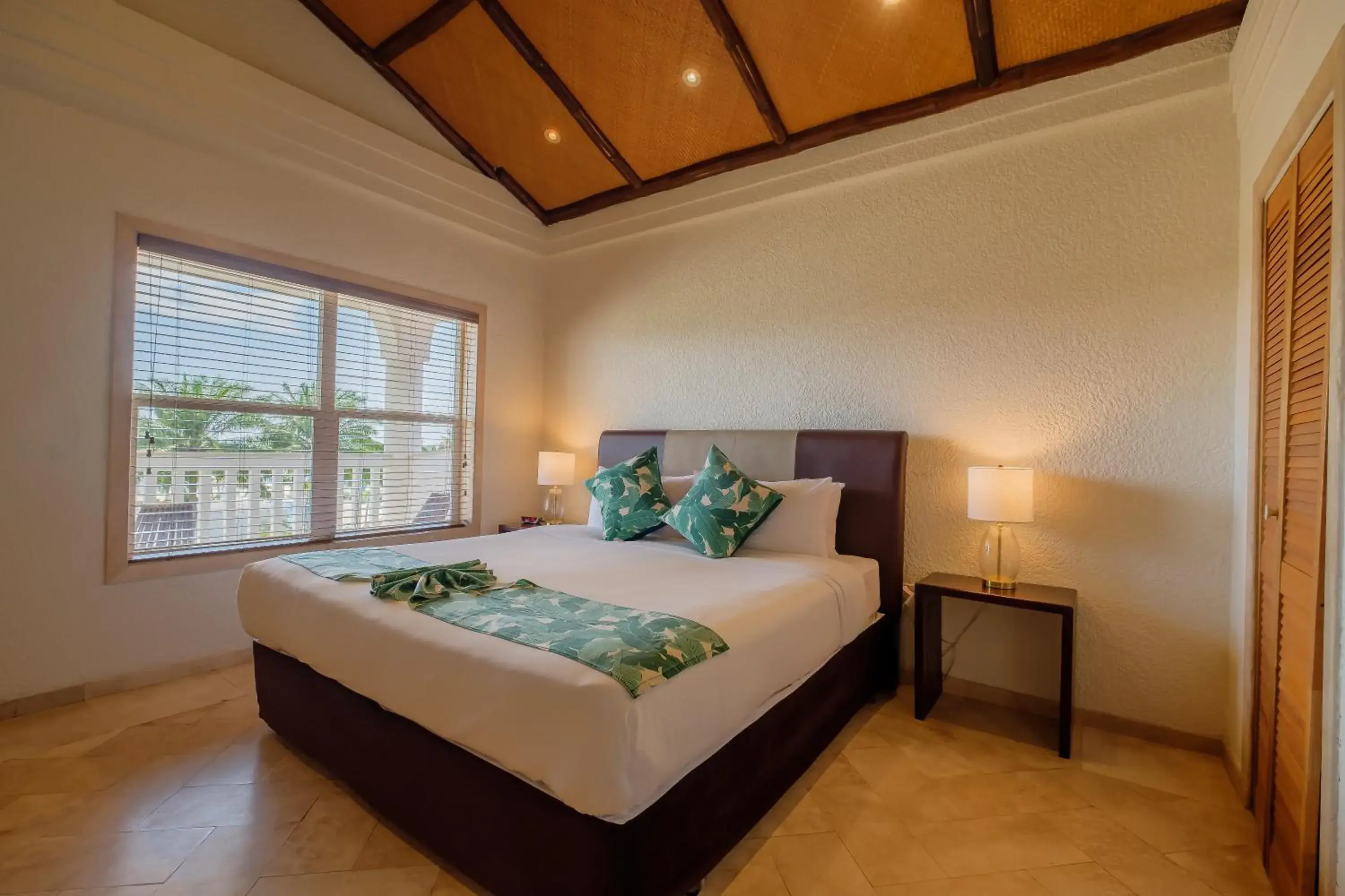 King Room with Balcony in Placencia Resort King Room with Balcony in Placencia Resort