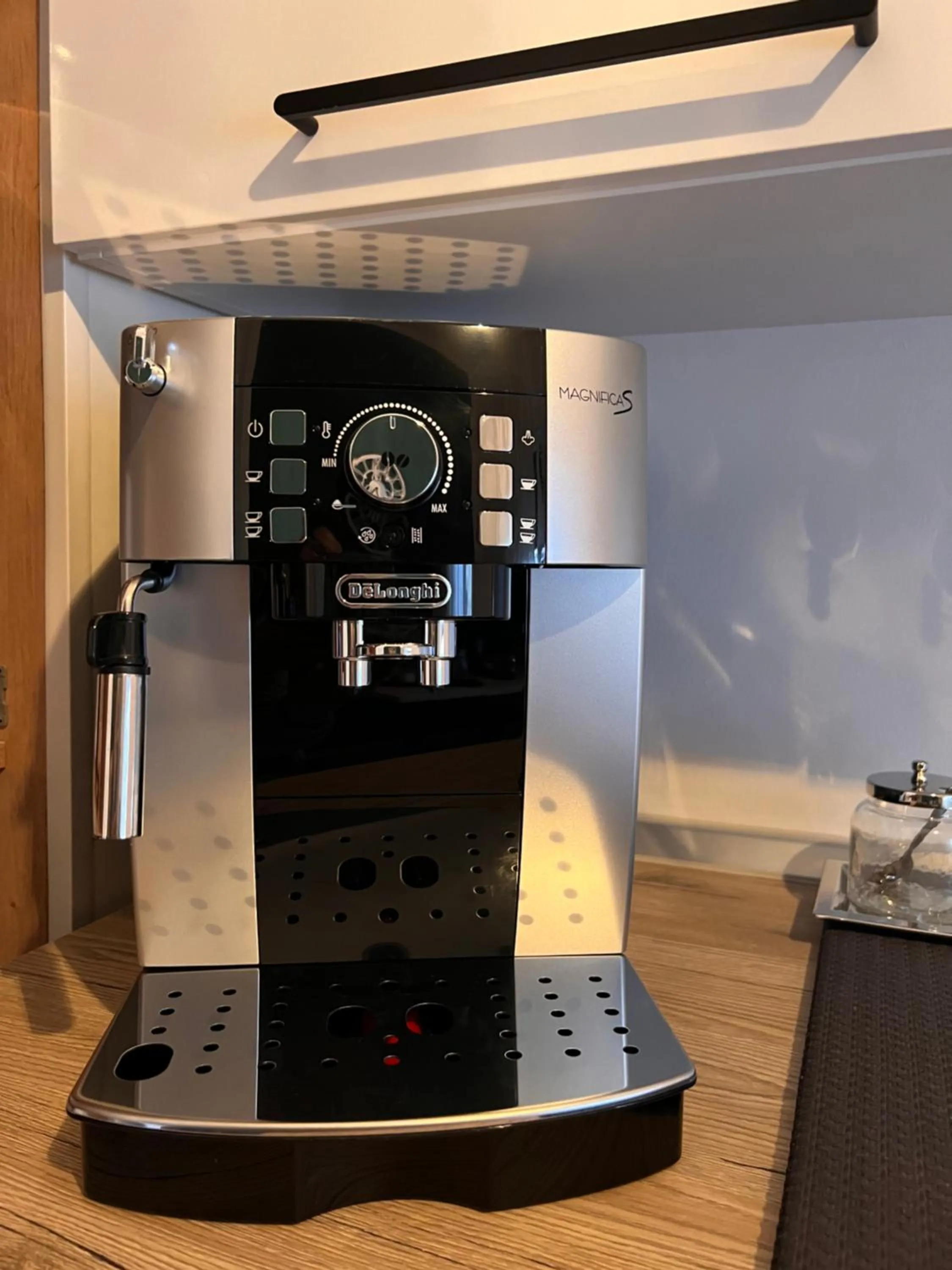 Coffee/tea facilities in Emi Luxury Apartments
