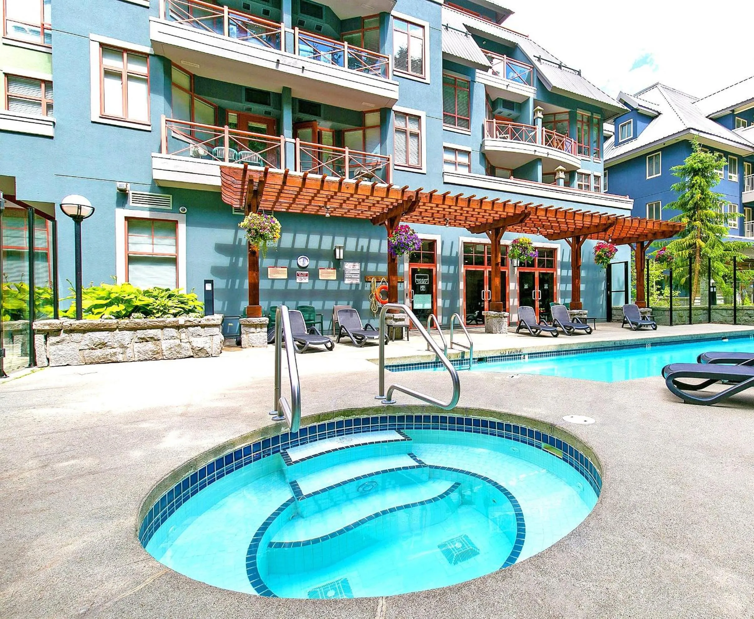 Alpenglow Lodge Sunny Studio with Sitting Area by MVA