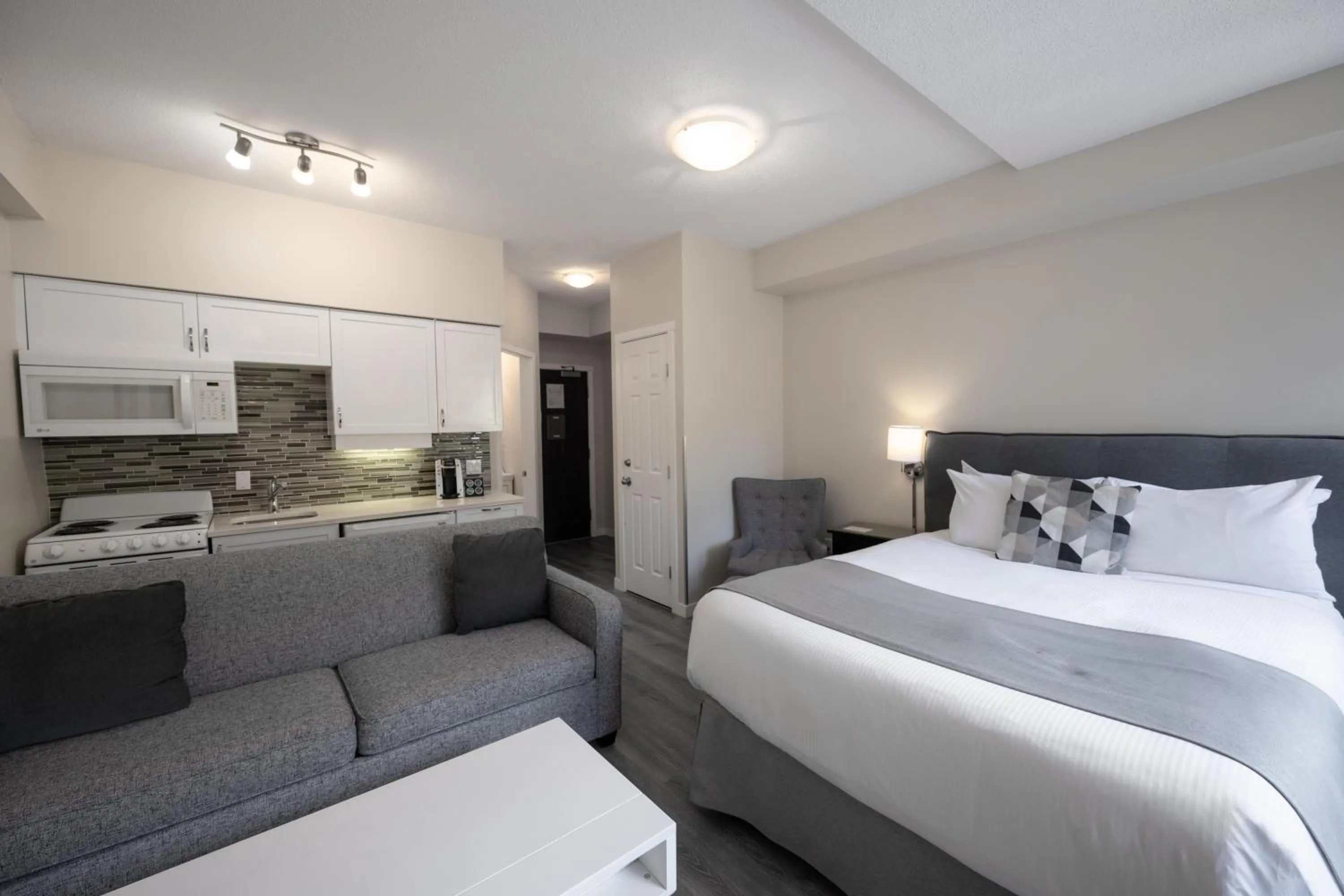 Bed in Alpenglow Lodge Sunny Studio with Sitting Area by MVA