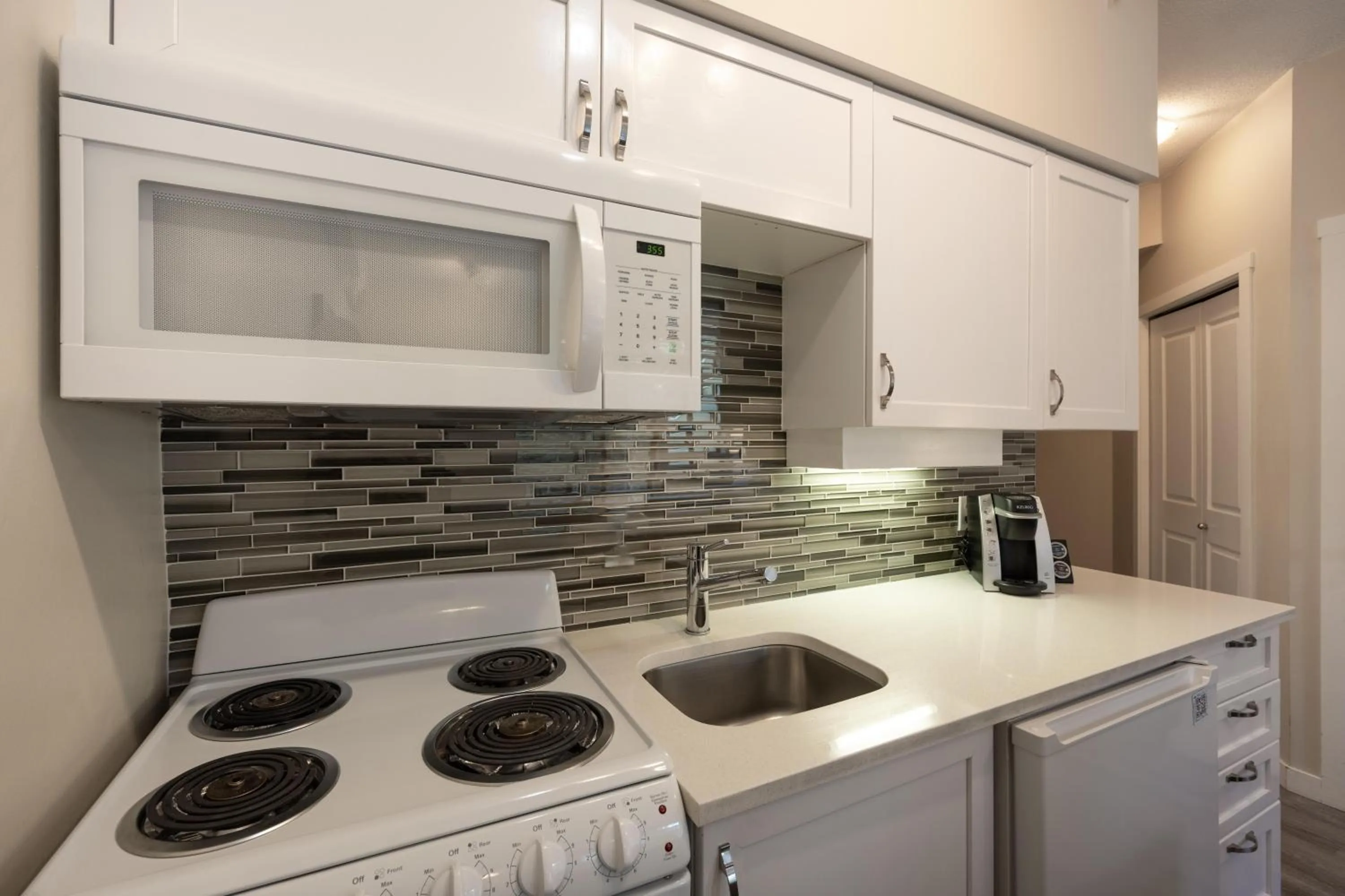 Alpenglow Lodge Sunny Studio with Sitting Area by MVA