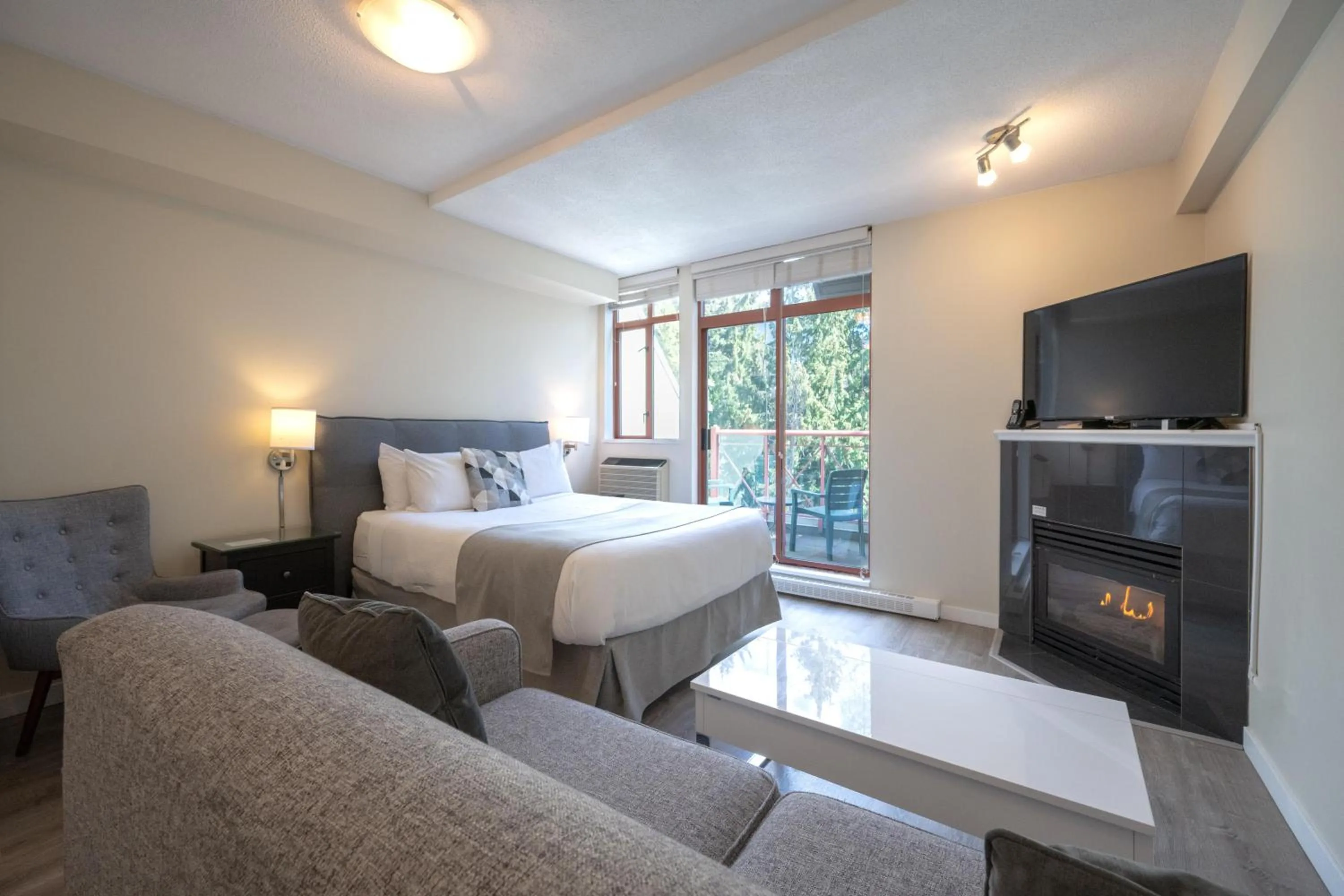 Bed in Alpenglow Lodge Sunny Studio with Sitting Area by MVA