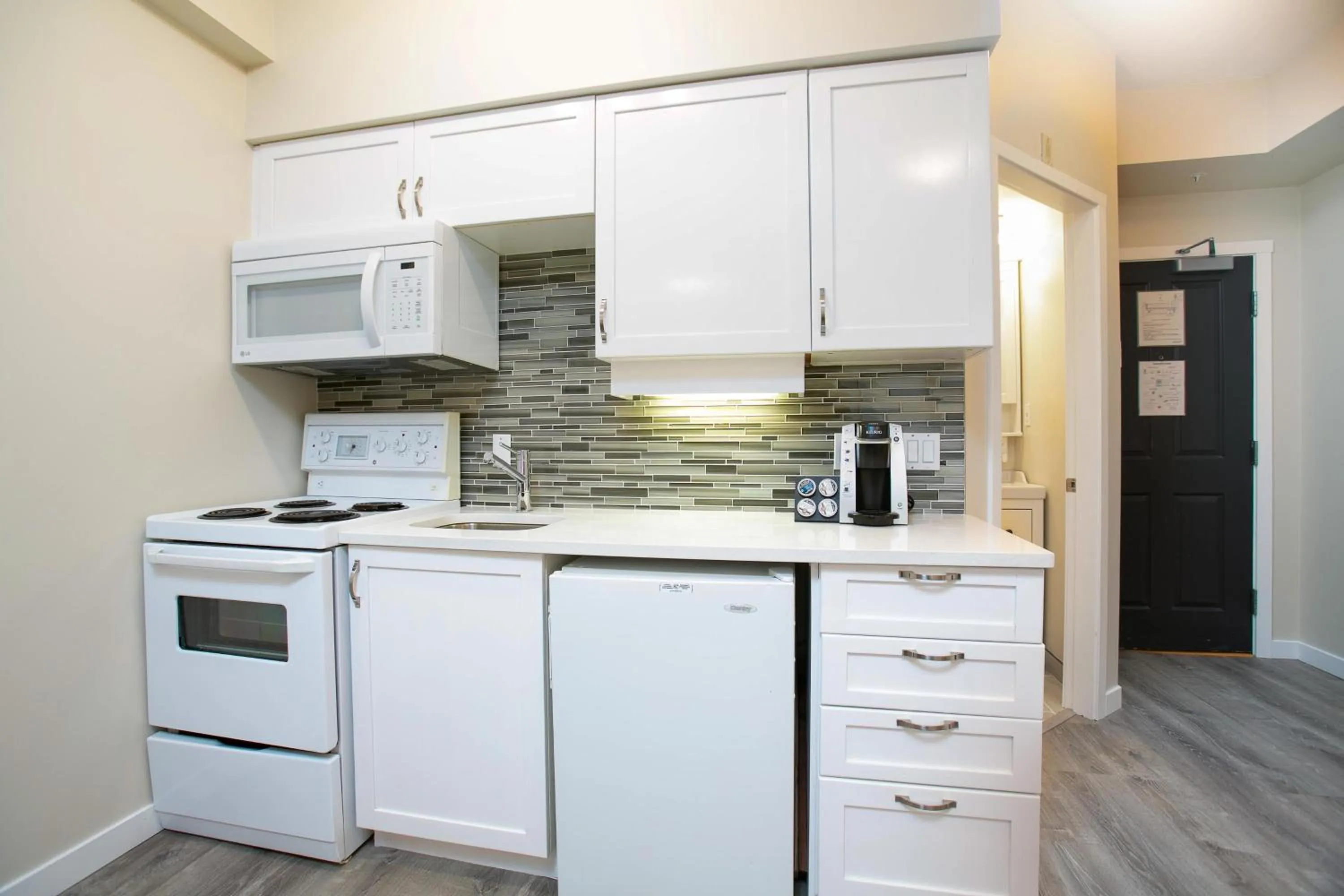 Alpenglow Lodge Sunny Studio with Sitting Area by MVA