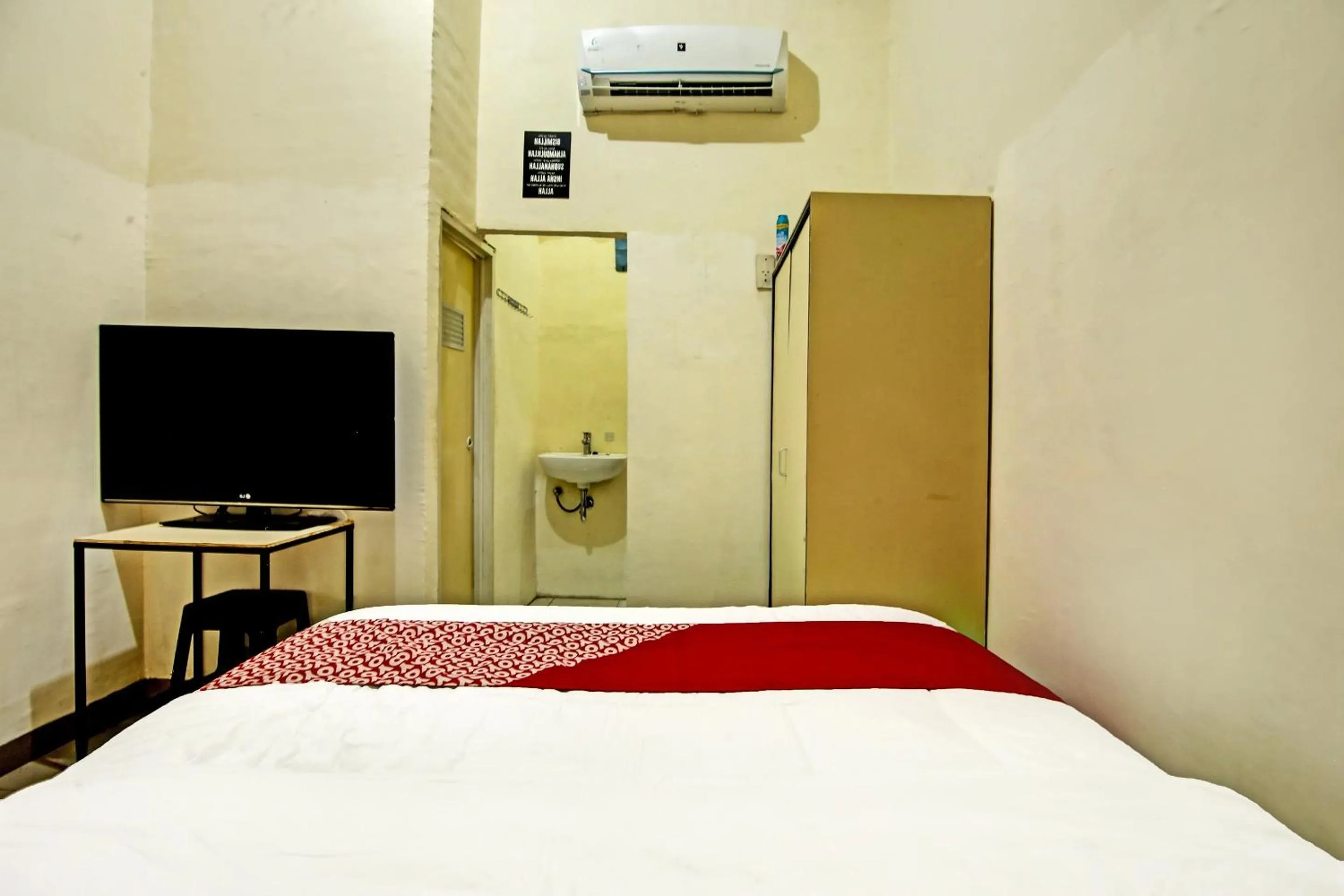 Bedroom, Bed in OYO Life 91268 Homestay Bu Erma Syariah