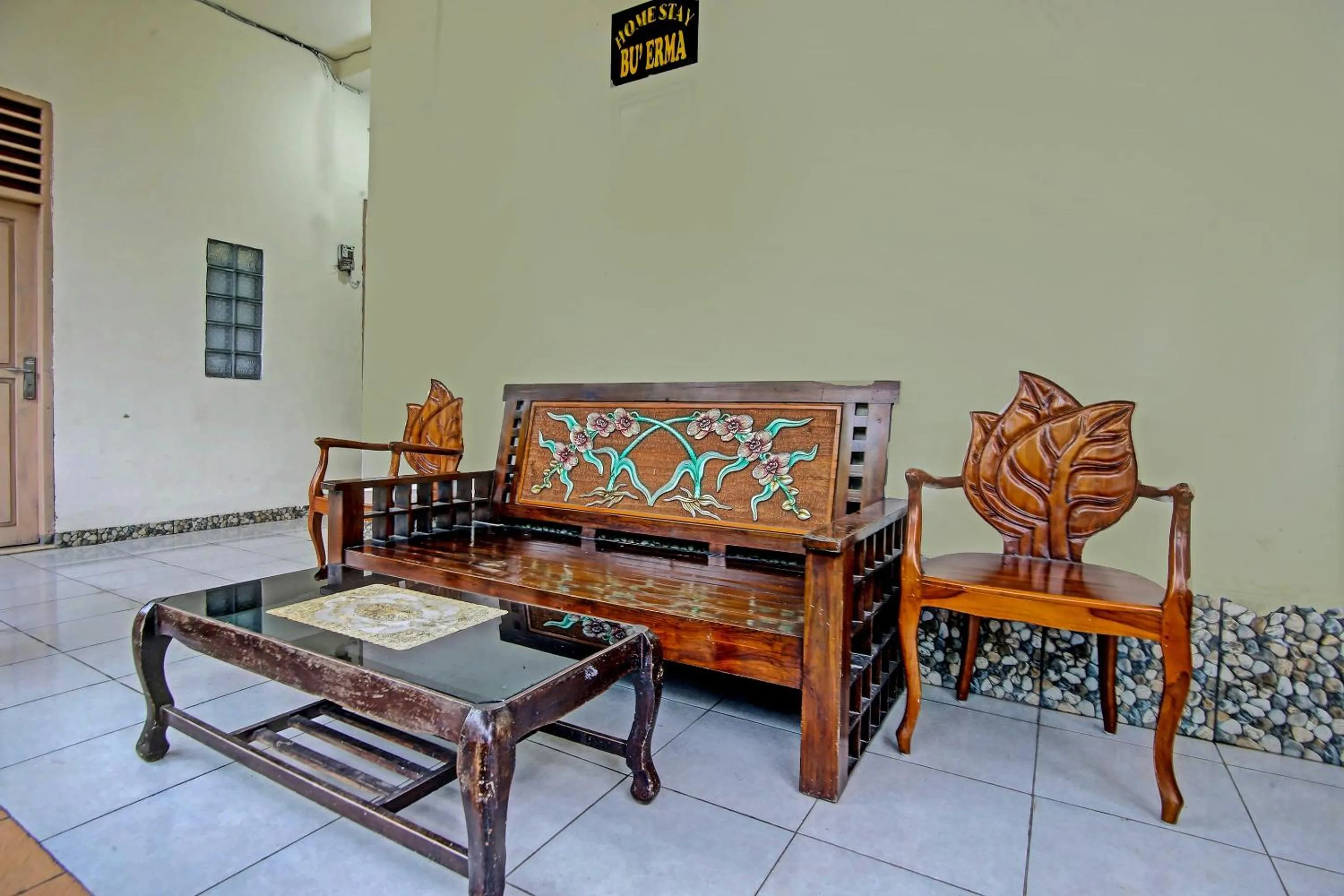 Lobby or reception in OYO Life 91268 Homestay Bu Erma Syariah